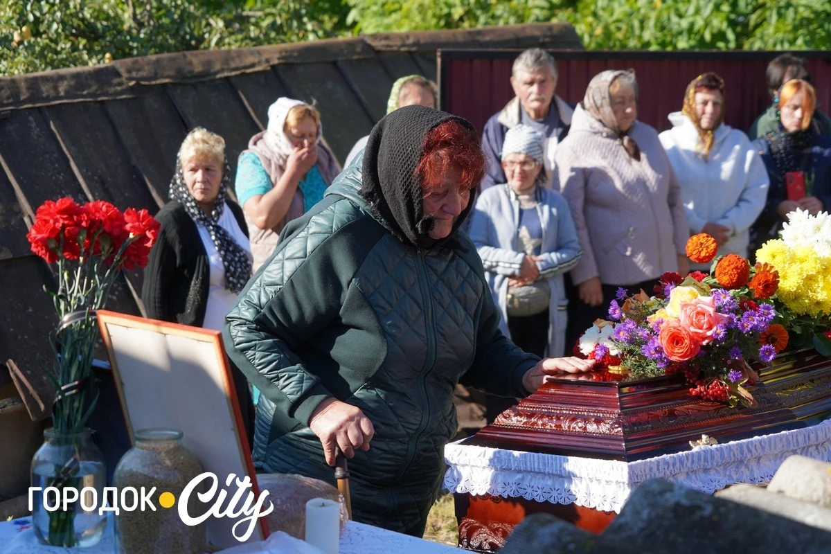 У селі Велика Яромирка городоччани провели в останню путь захисника Віктора Васильківського