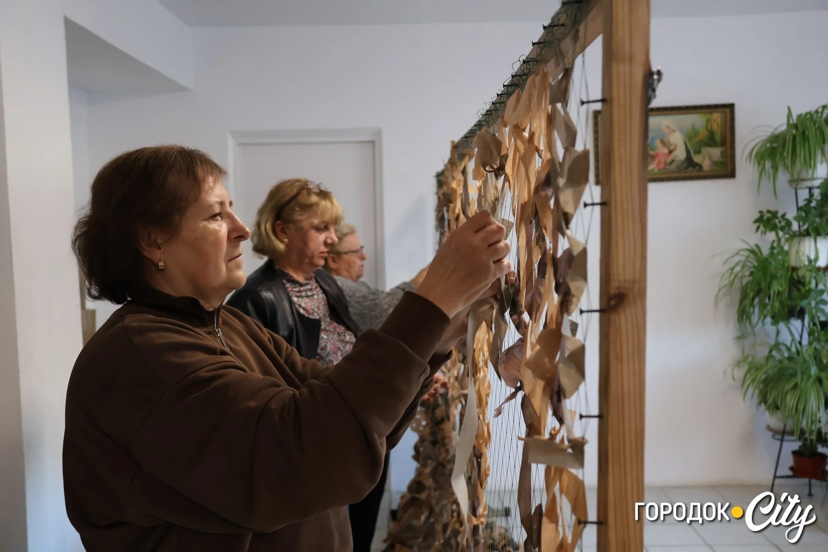 20 тисяч квадратних метрів: як у Городку волонтерки плетуть маскувальні сітки для військових