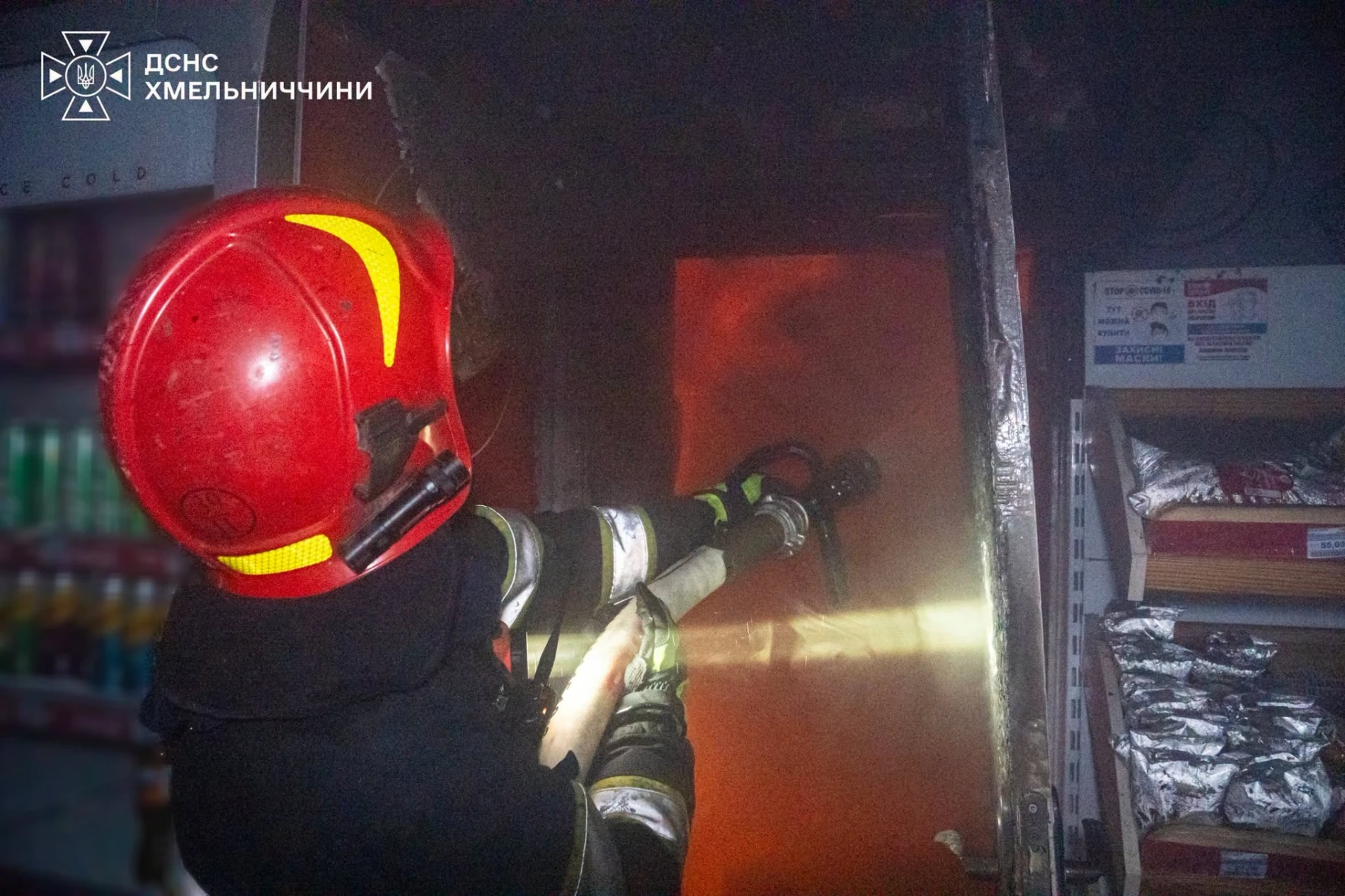 Рятувальники Хмельниччини під час пожежі в магазині врятували двох жінок