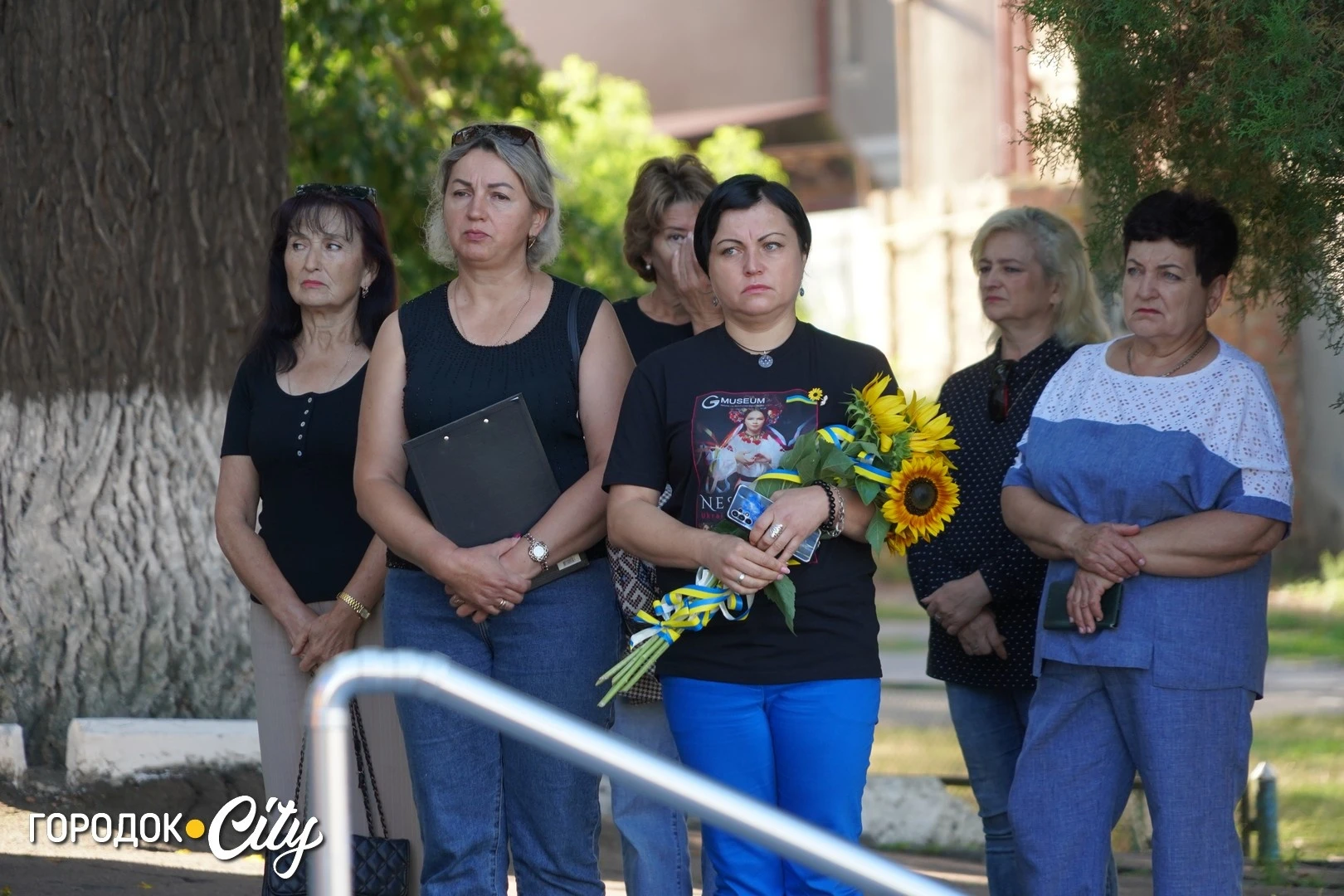 Соняшники для загиблих, голуби для зниклих безвісти: у Городку провели пам’ятну акцію