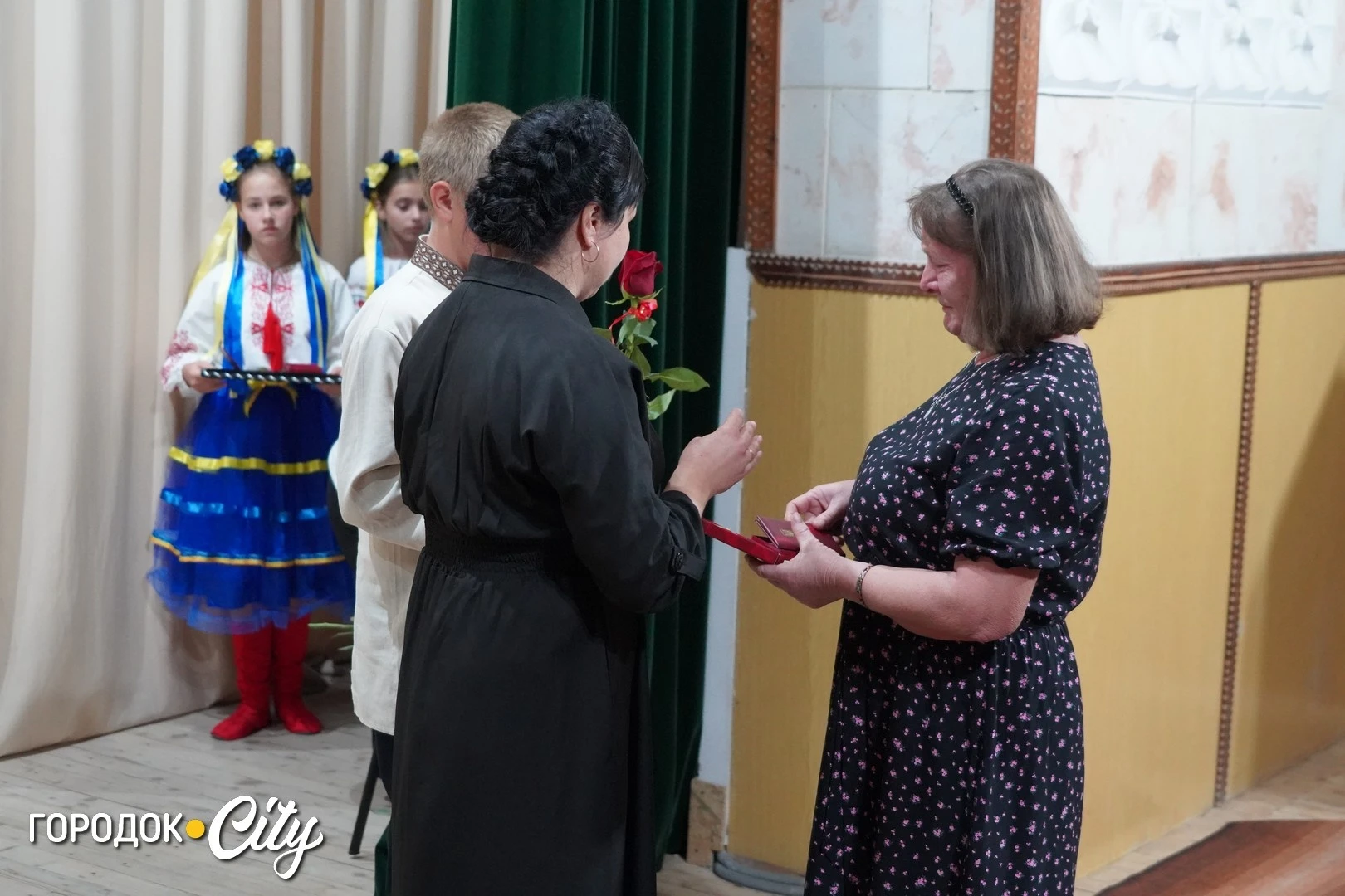 «Ми хочемо, щоб наших дітей пам’ятали»: у Городку матерям загиблих захисників вручили відзнаки