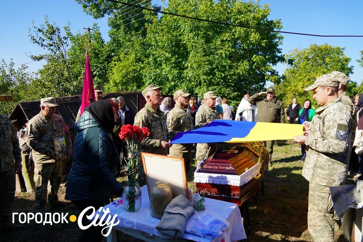 У селі Велика Яромирка городоччани провели в останню путь захисника Віктора Васильківського