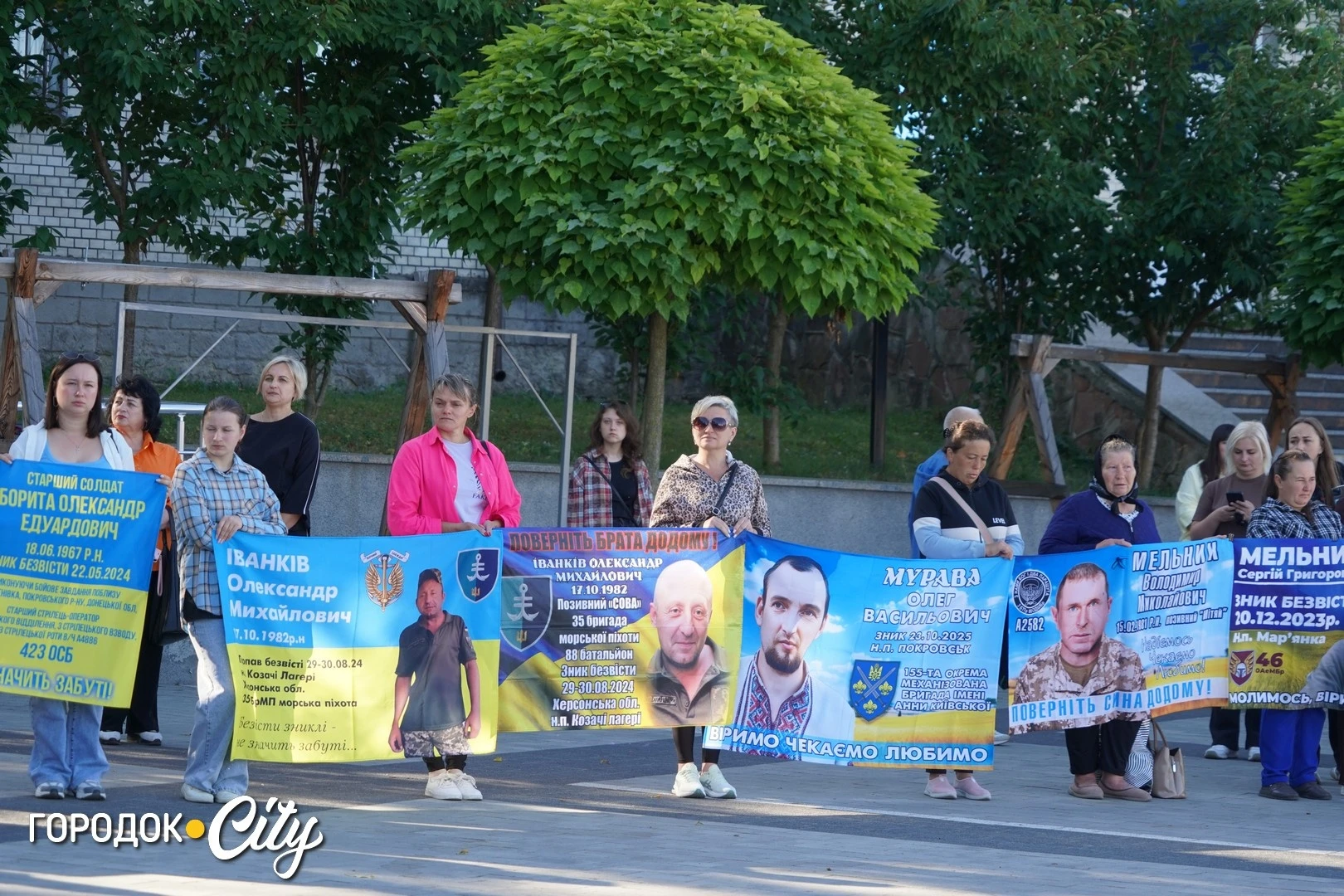 Соняшники для загиблих, голуби для зниклих безвісти: у Городку провели пам’ятну акцію