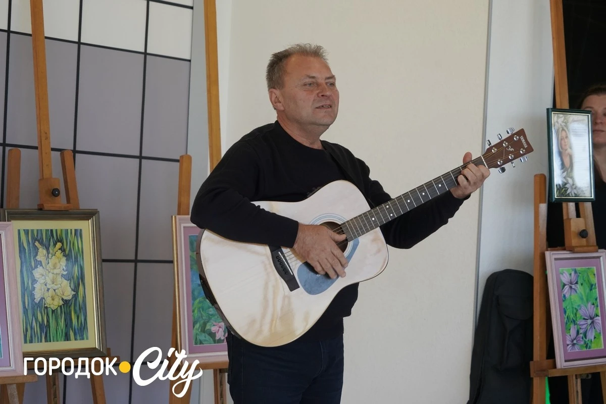 У Городку стартувала перша персональна виставка городоцької художниці Алєсі Пелюх (Гаджук)