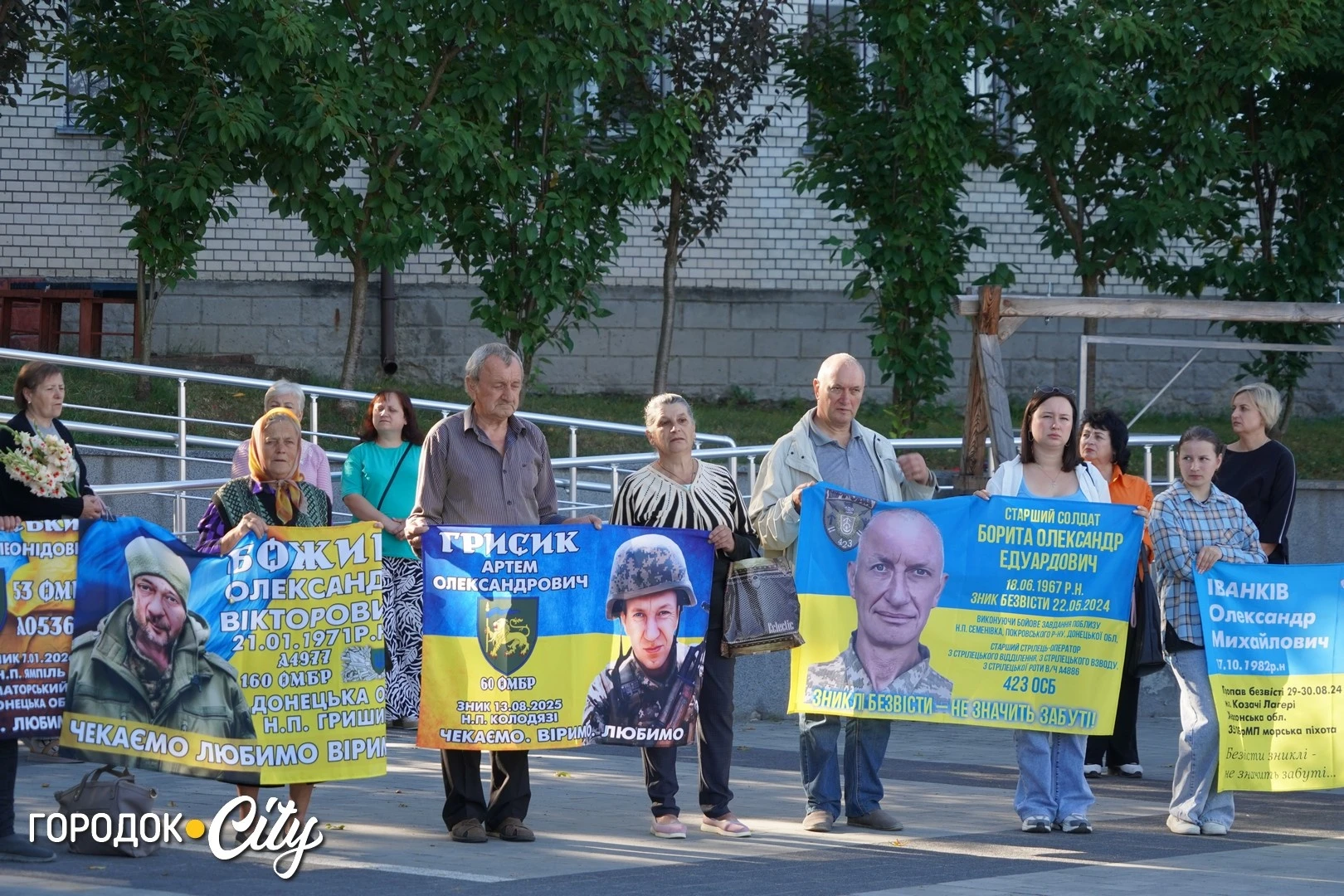 Соняшники для загиблих, голуби для зниклих безвісти: у Городку провели пам’ятну акцію