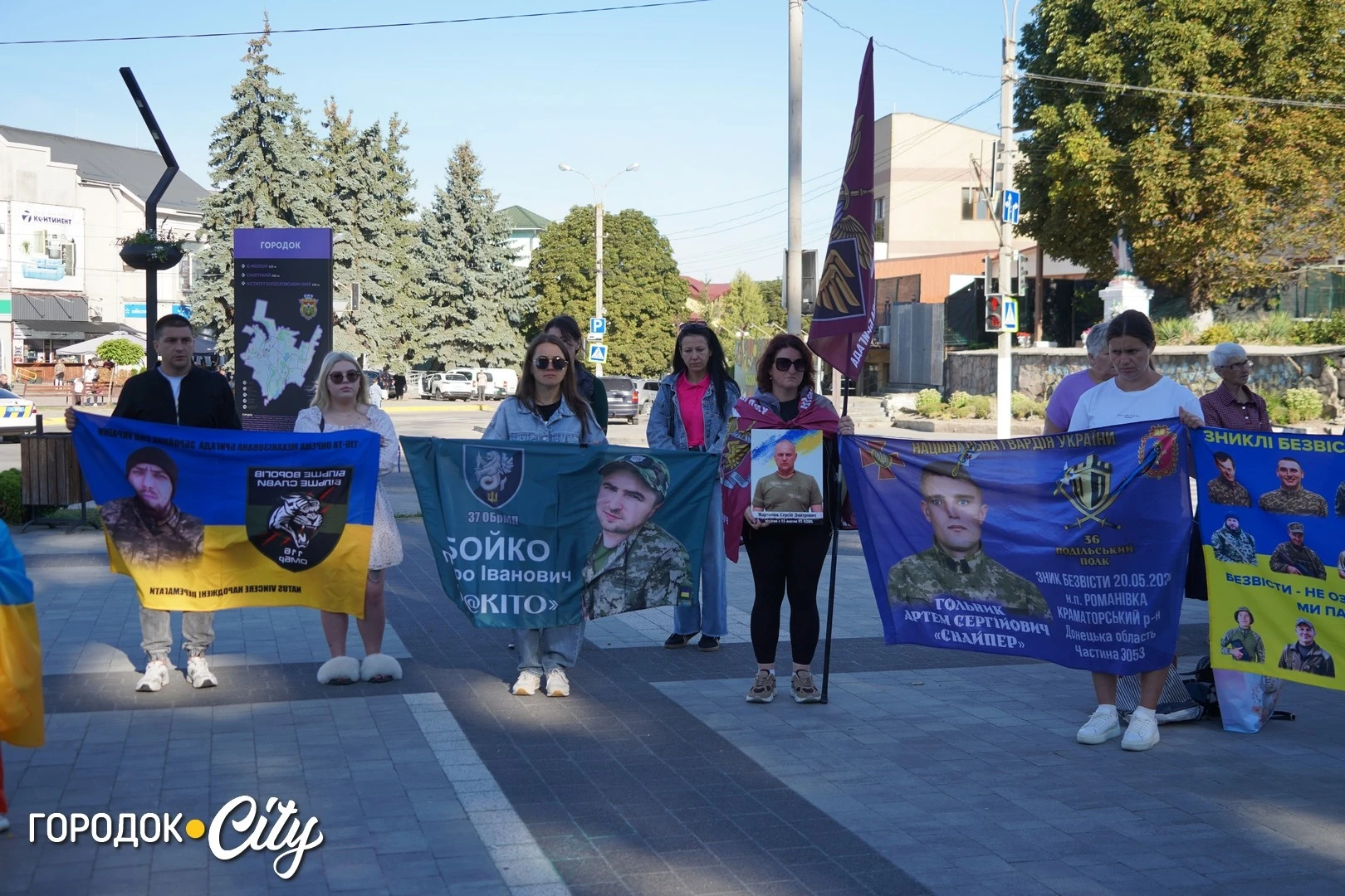 Соняшники для загиблих, голуби для зниклих безвісти: у Городку провели пам’ятну акцію