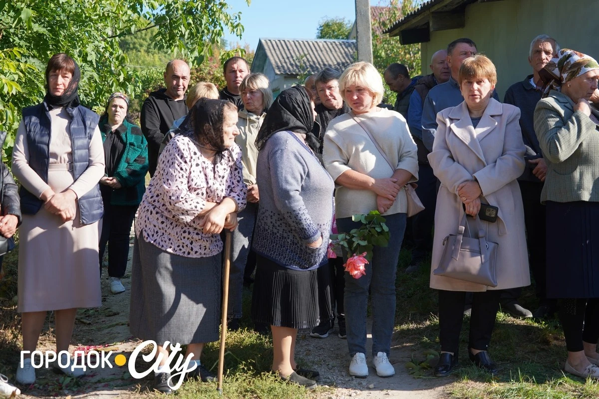 У селі Велика Яромирка городоччани провели в останню путь захисника Віктора Васильківського