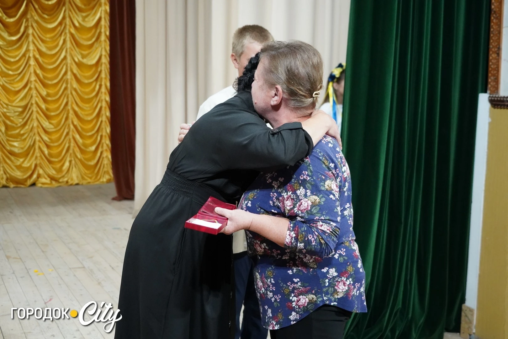 «Ми хочемо, щоб наших дітей пам’ятали»: у Городку матерям загиблих захисників вручили відзнаки