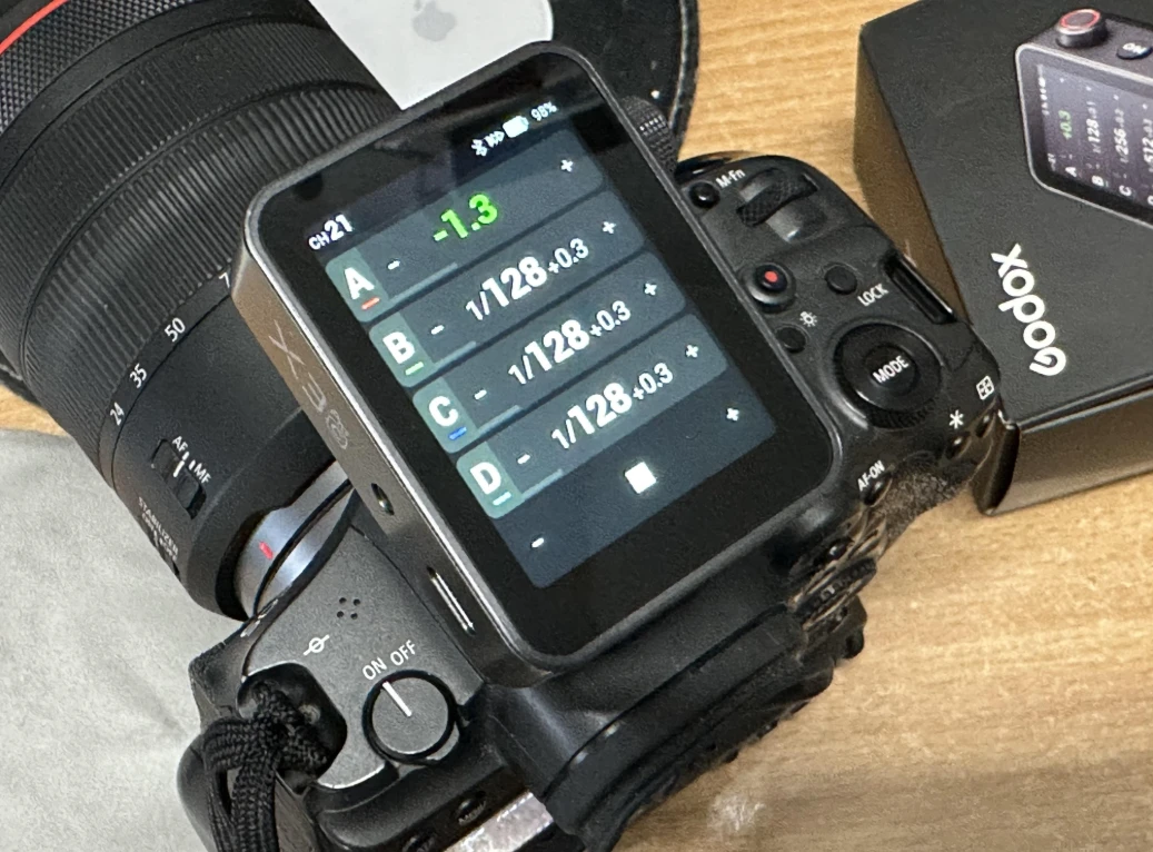 Огляд синхронізатора Godox X3-C (Xnano C) для Canon: сенсорний OLED-екран та реальні компроміси
