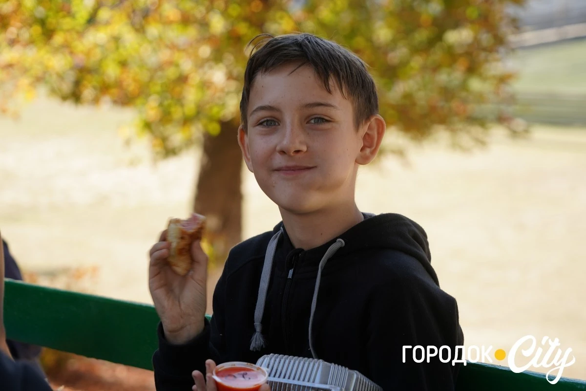 У Городоцькому ліцеї №1 на ярмарку зібрали понад 28 тисяч гривень для ЗСУ