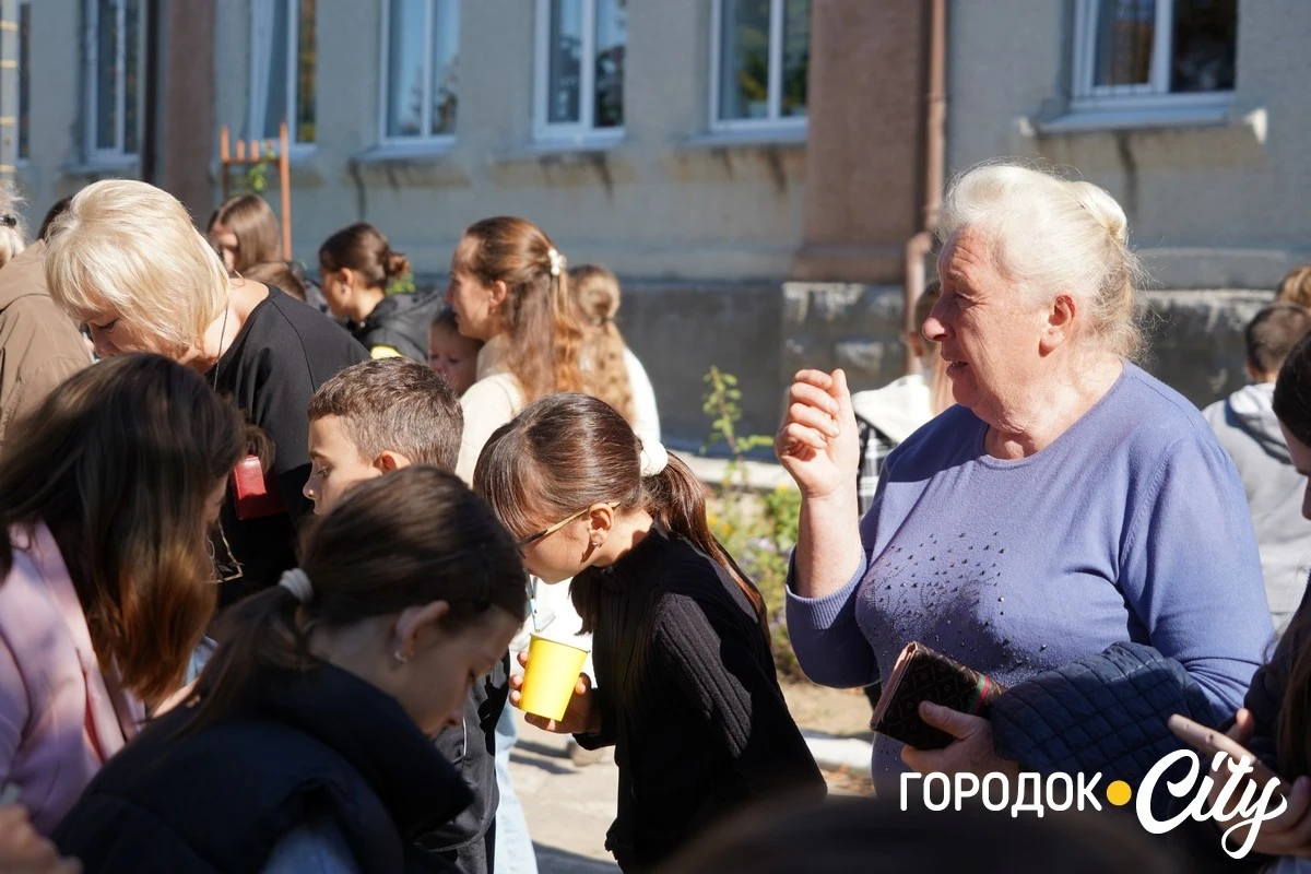 У Городоцькому ліцеї №1 на ярмарку зібрали понад 28 тисяч гривень для ЗСУ