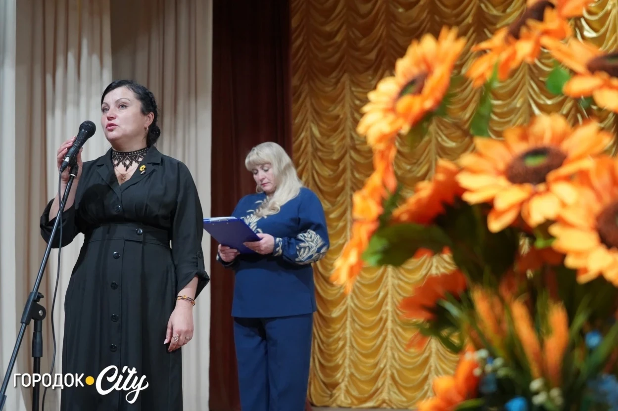 «Ми хочемо, щоб наших дітей пам’ятали»: у Городку матерям загиблих захисників вручили відзнаки