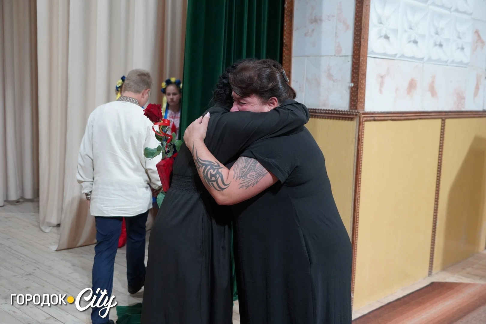 «Ми хочемо, щоб наших дітей пам’ятали»: у Городку матерям загиблих захисників вручили відзнаки