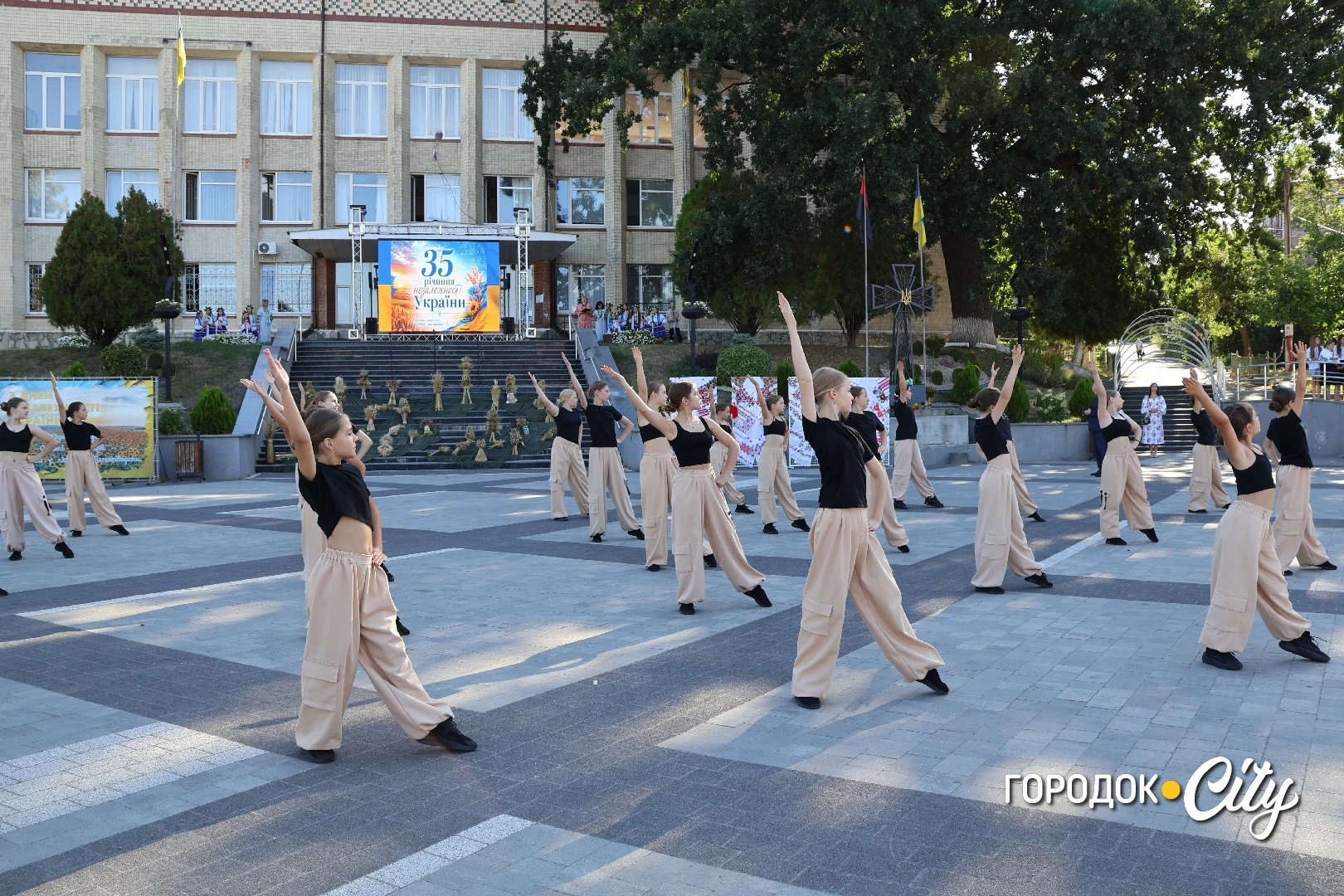 «Україну я хочу бачити вільною». Як у Городку відзначили 35-ту річницю Незалежності