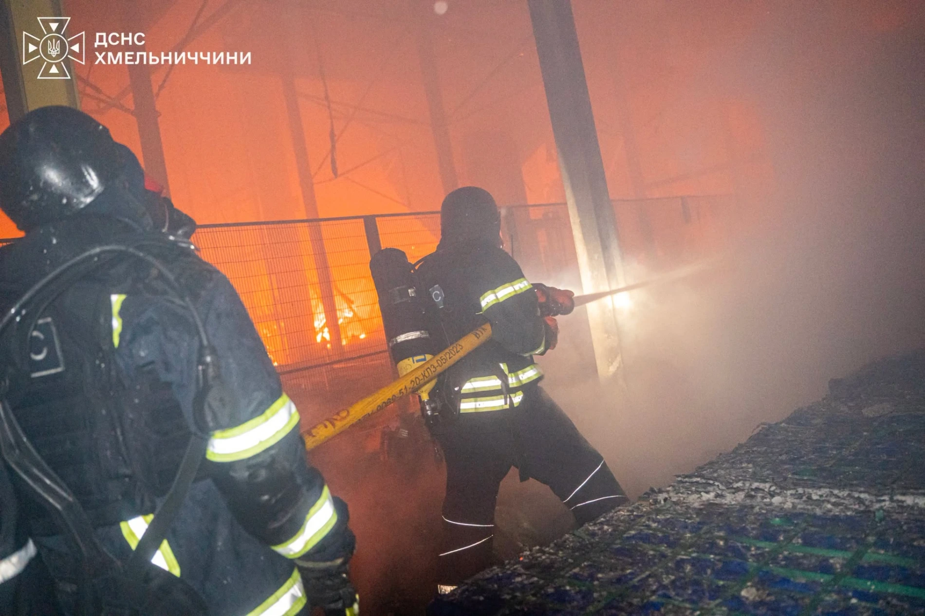 Десять атак за день і п’ять масштабних пожеж: росіяни знищили 85% товарів у логістичному центрі