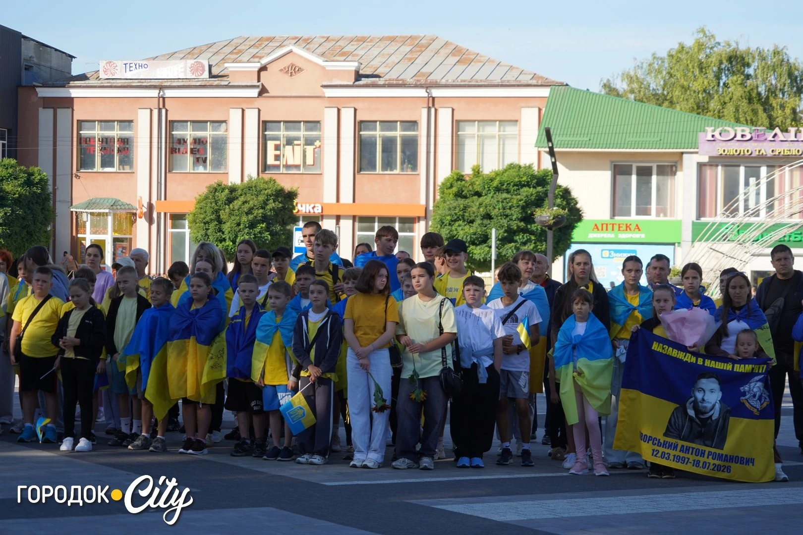 Соняшники для загиблих, голуби для зниклих безвісти: у Городку провели пам’ятну акцію