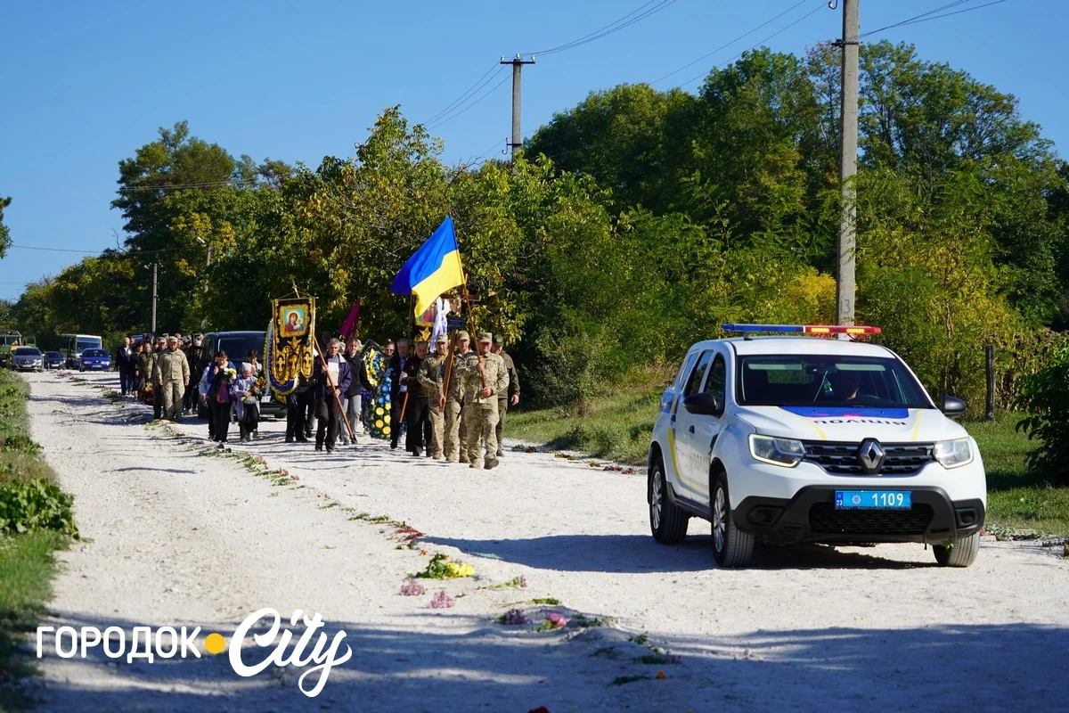 У селі Велика Яромирка городоччани провели в останню путь захисника Віктора Васильківського