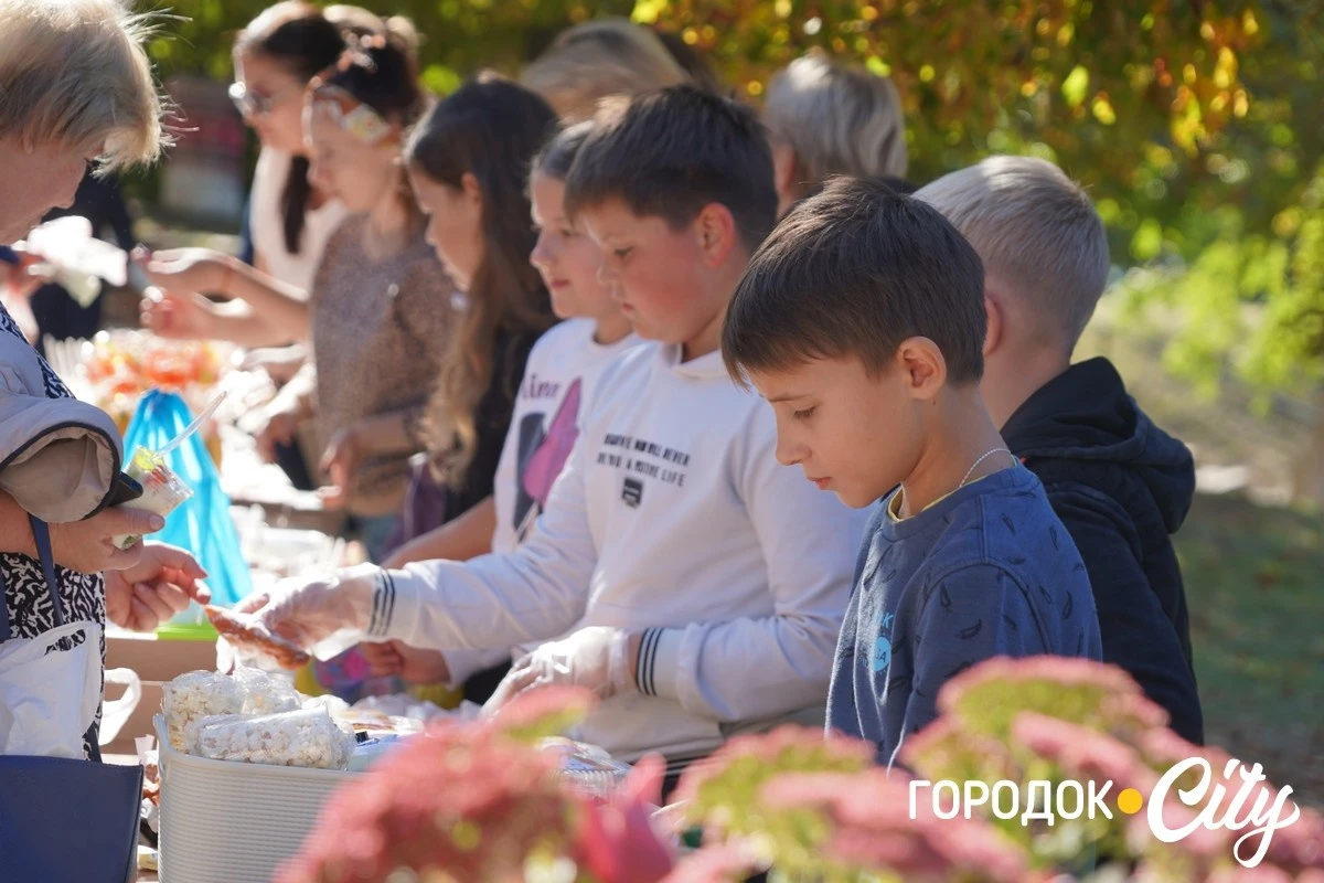 У Городоцькому ліцеї №1 на ярмарку зібрали понад 28 тисяч гривень для ЗСУ
