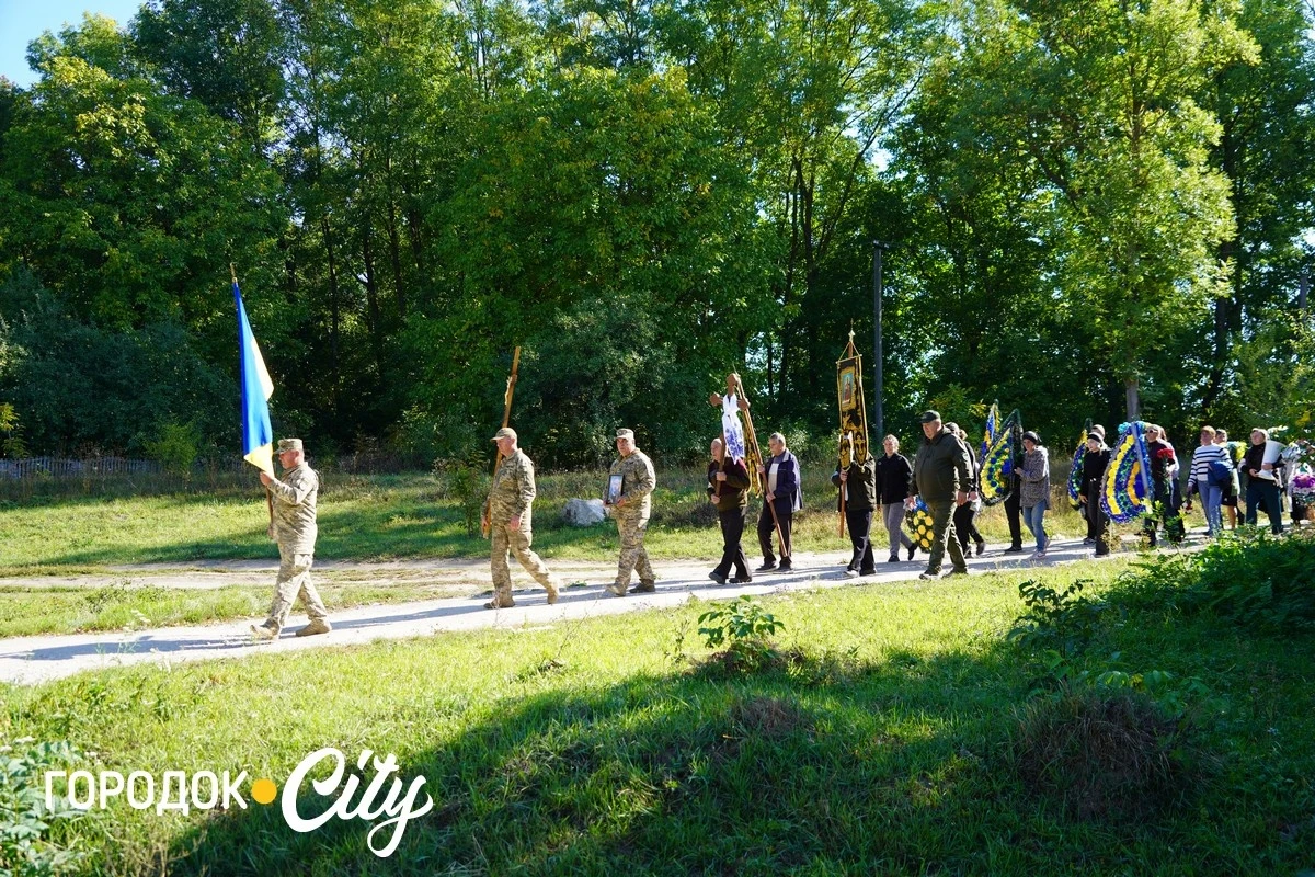 У селі Велика Яромирка городоччани провели в останню путь захисника Віктора Васильківського