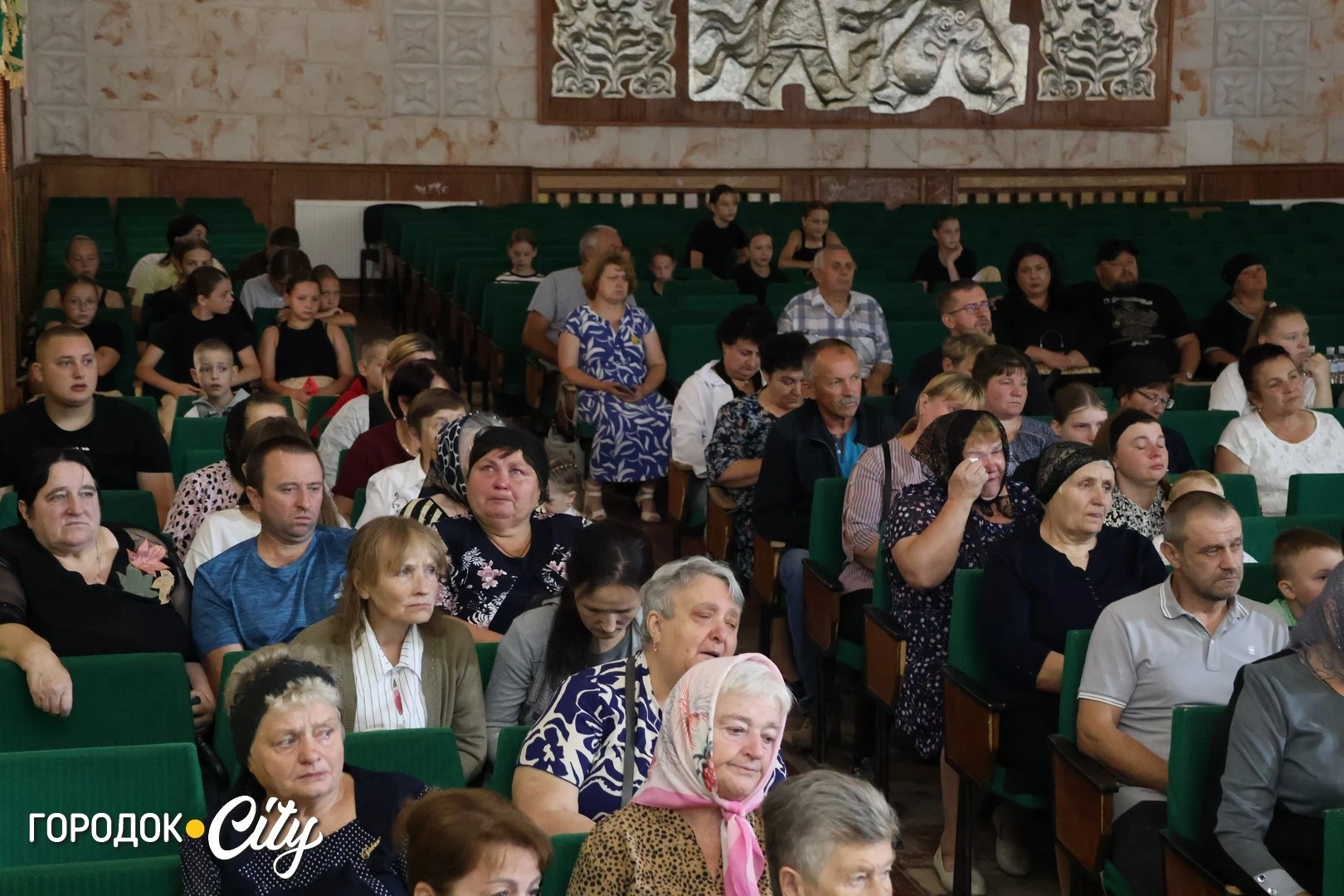 «Ми хочемо, щоб наших дітей пам’ятали»: у Городку матерям загиблих захисників вручили відзнаки
