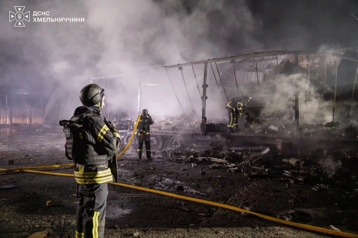 «Неспокійна ніч на Хмельниччині»: горіли складські приміщення, є поранений