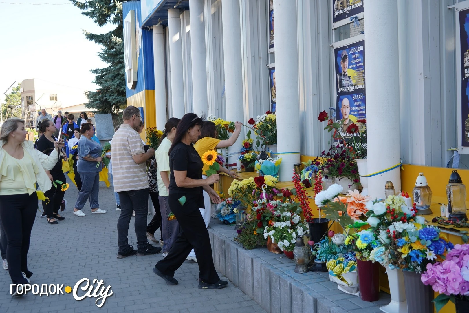 Соняшники для загиблих, голуби для зниклих безвісти: у Городку провели пам’ятну акцію