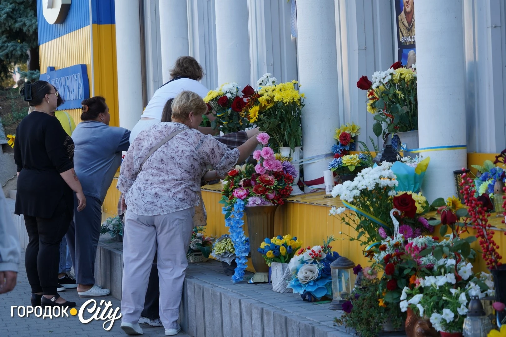 Соняшники для загиблих, голуби для зниклих безвісти: у Городку провели пам’ятну акцію