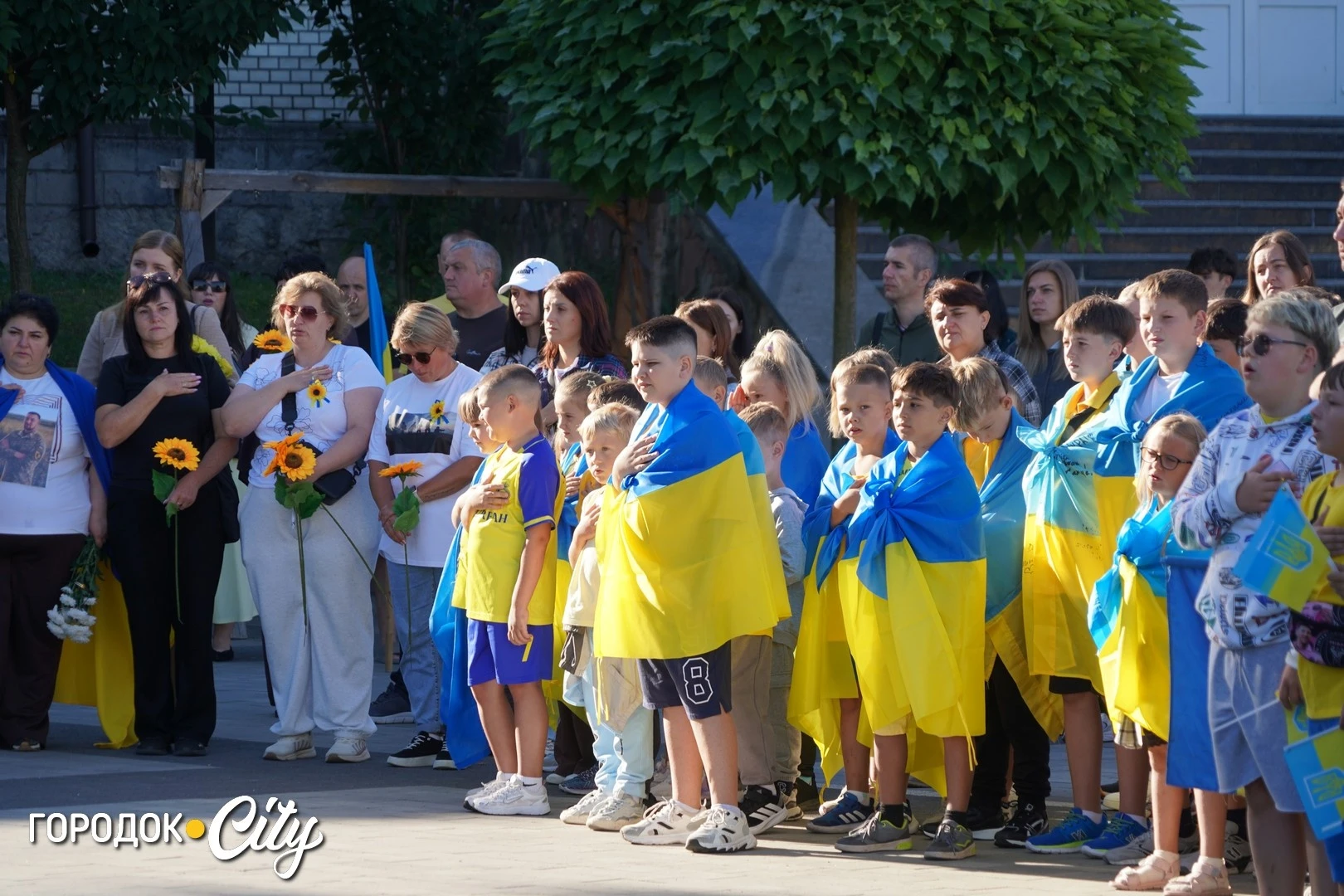 Соняшники для загиблих, голуби для зниклих безвісти: у Городку провели пам’ятну акцію