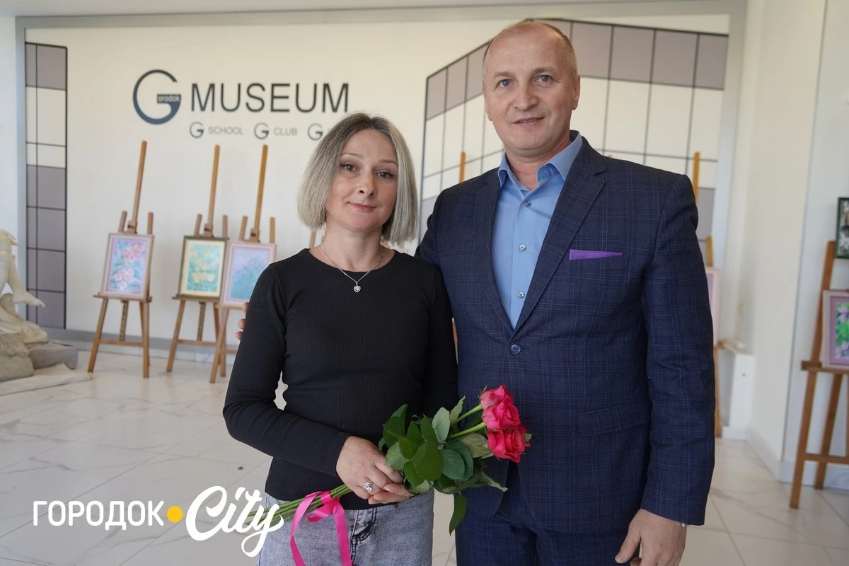 У Городку стартувала перша персональна виставка городоцької художниці Алєсі Пелюх (Гаджук)