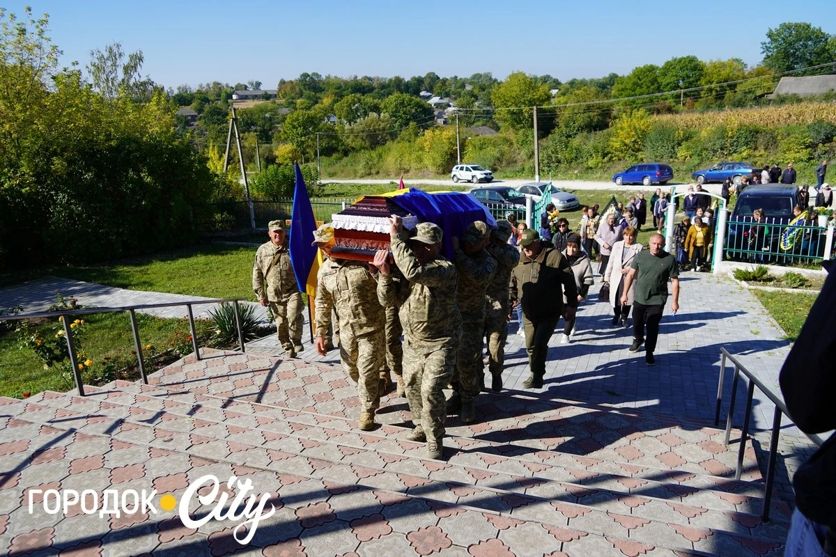 У селі Велика Яромирка городоччани провели в останню путь захисника Віктора Васильківського
