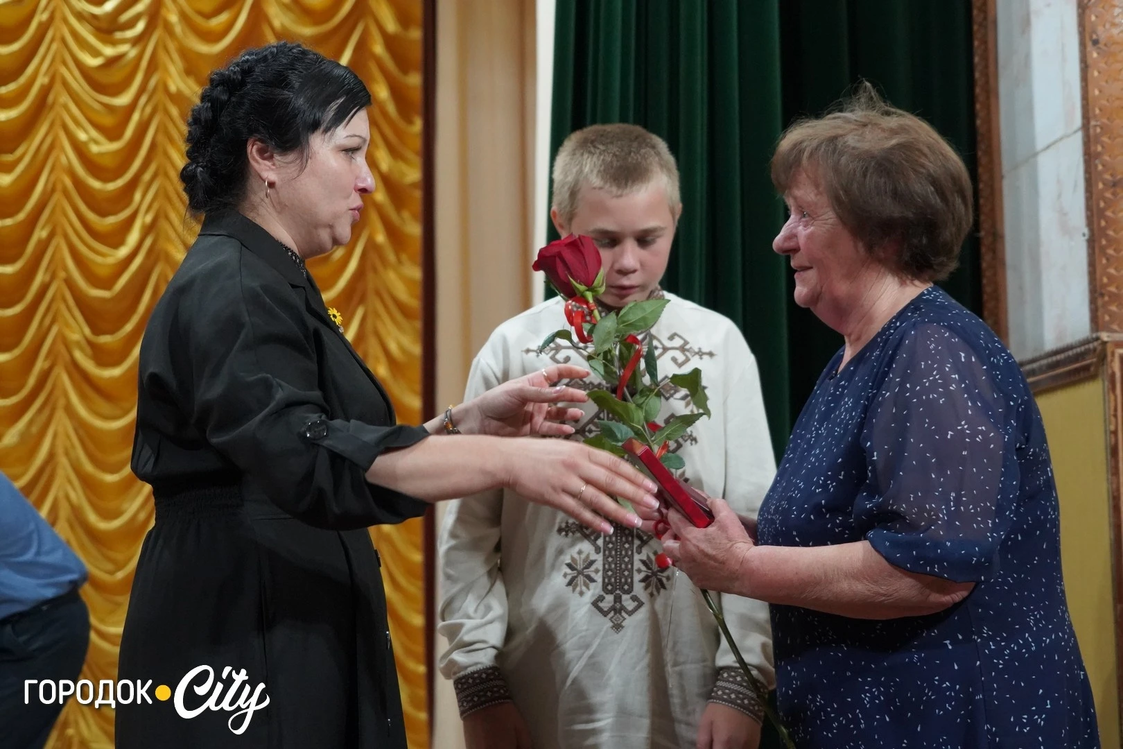 «Ми хочемо, щоб наших дітей пам’ятали»: у Городку матерям загиблих захисників вручили відзнаки