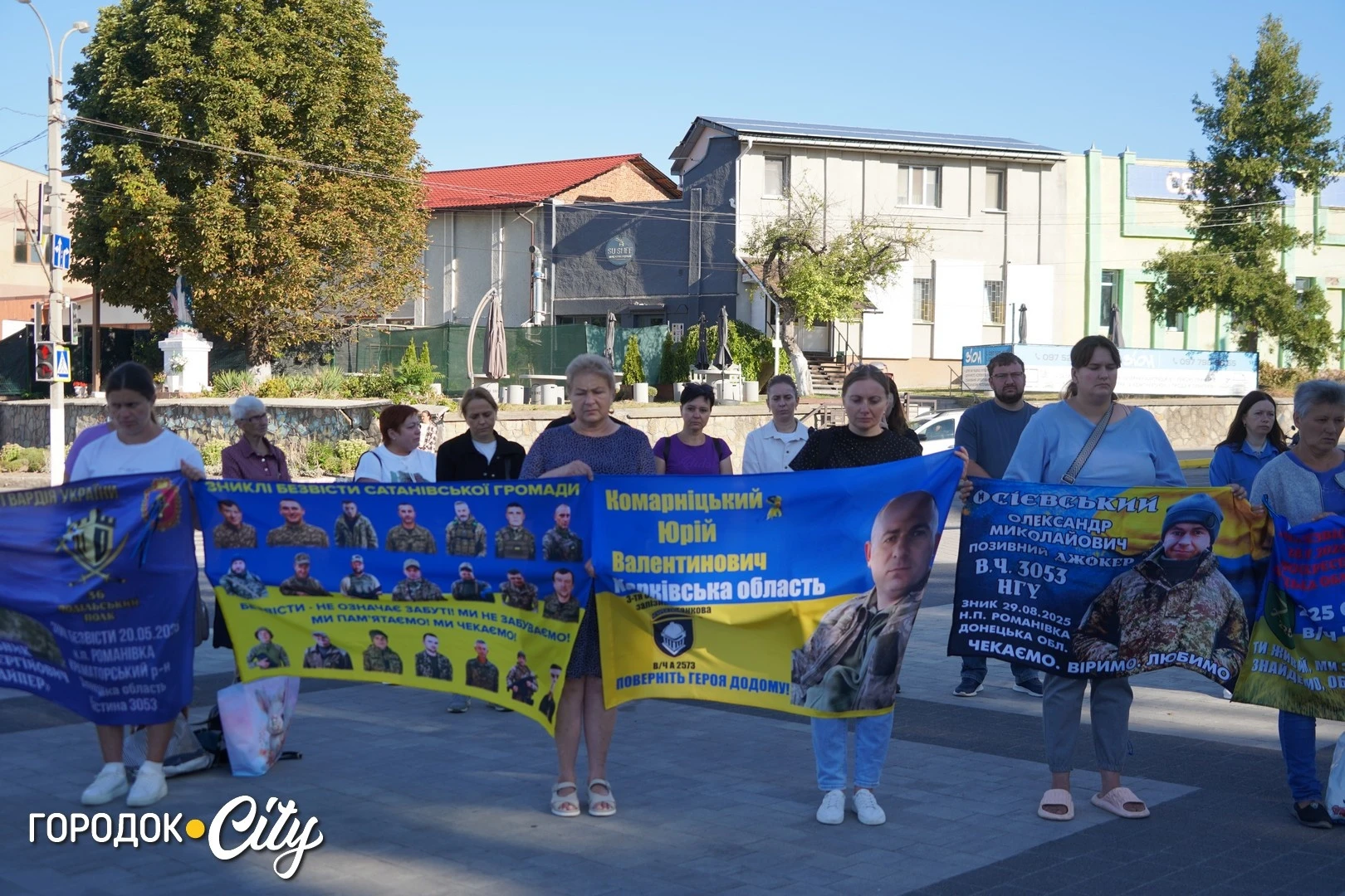 Соняшники для загиблих, голуби для зниклих безвісти: у Городку провели пам’ятну акцію