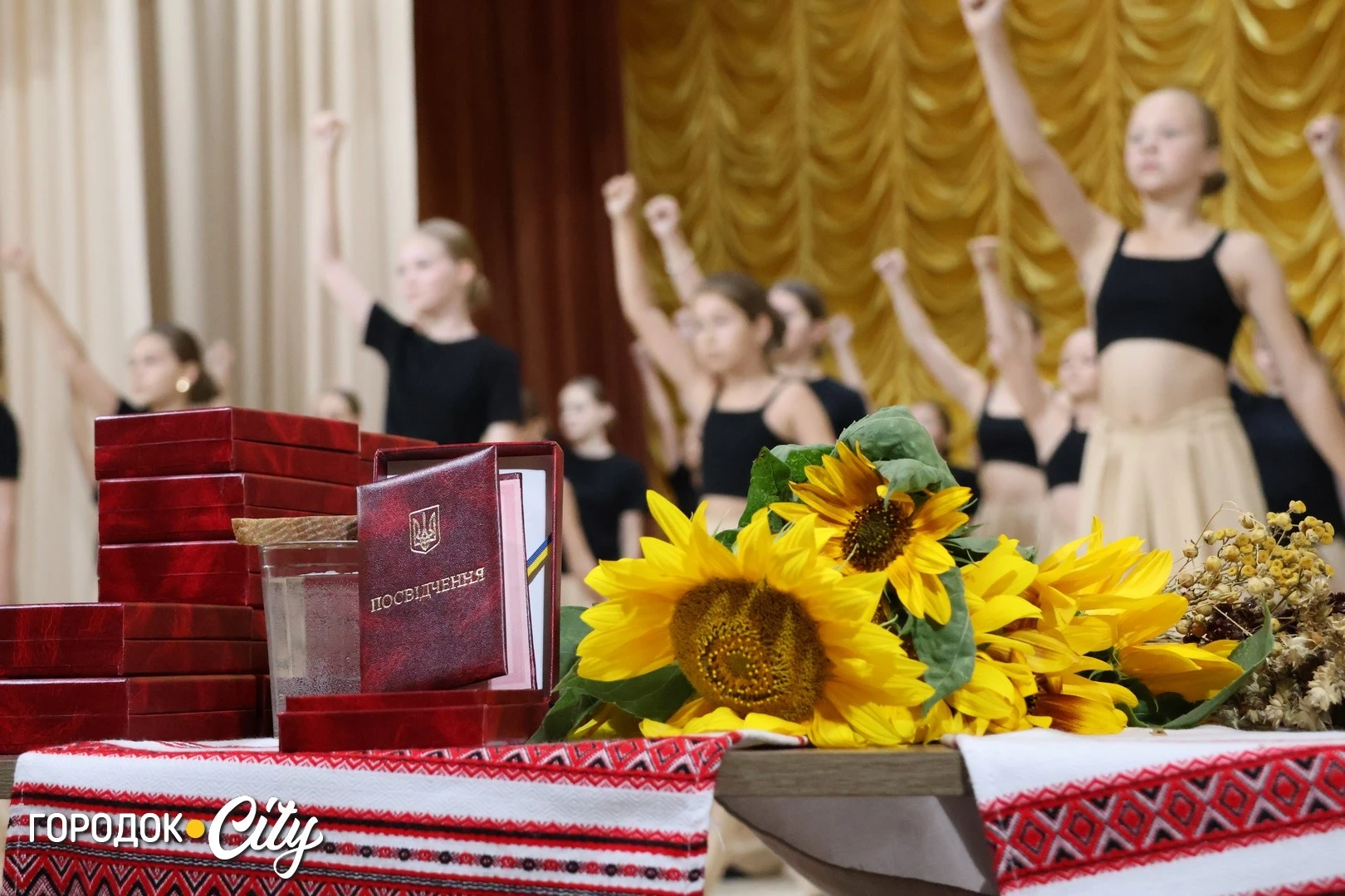«Ми хочемо, щоб наших дітей пам’ятали»: у Городку матерям загиблих захисників вручили відзнаки