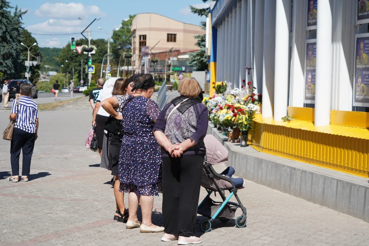 «Ми хочемо, щоб наших дітей пам’ятали»: у Городку матерям загиблих захисників вручили відзнаки