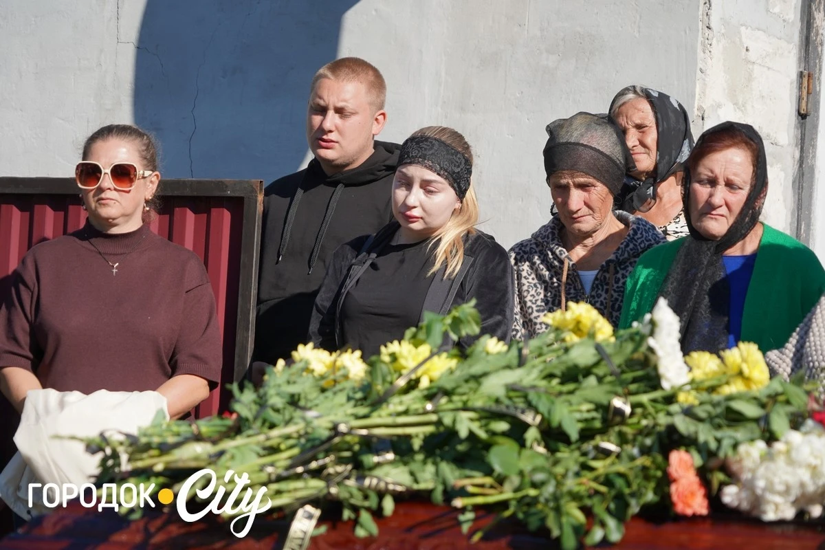 У селі Велика Яромирка городоччани провели в останню путь захисника Віктора Васильківського