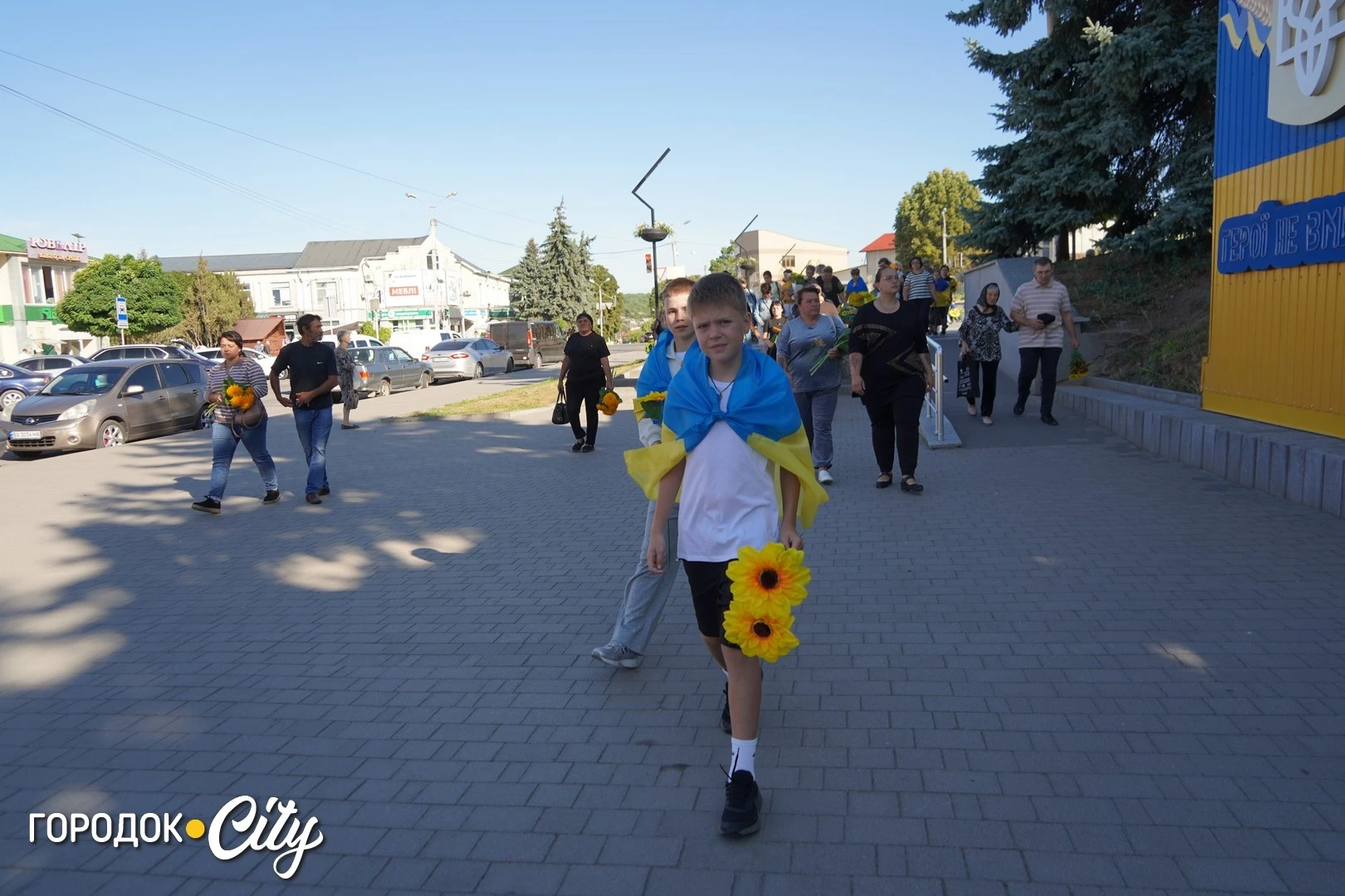 Соняшники для загиблих, голуби для зниклих безвісти: у Городку провели пам’ятну акцію