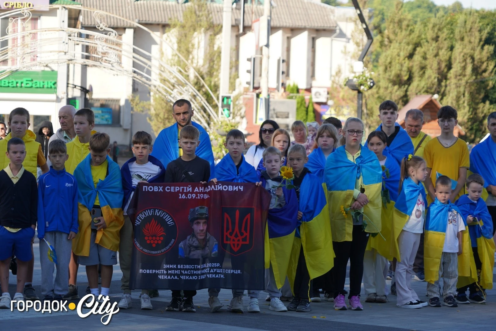 Соняшники для загиблих, голуби для зниклих безвісти: у Городку провели пам’ятну акцію