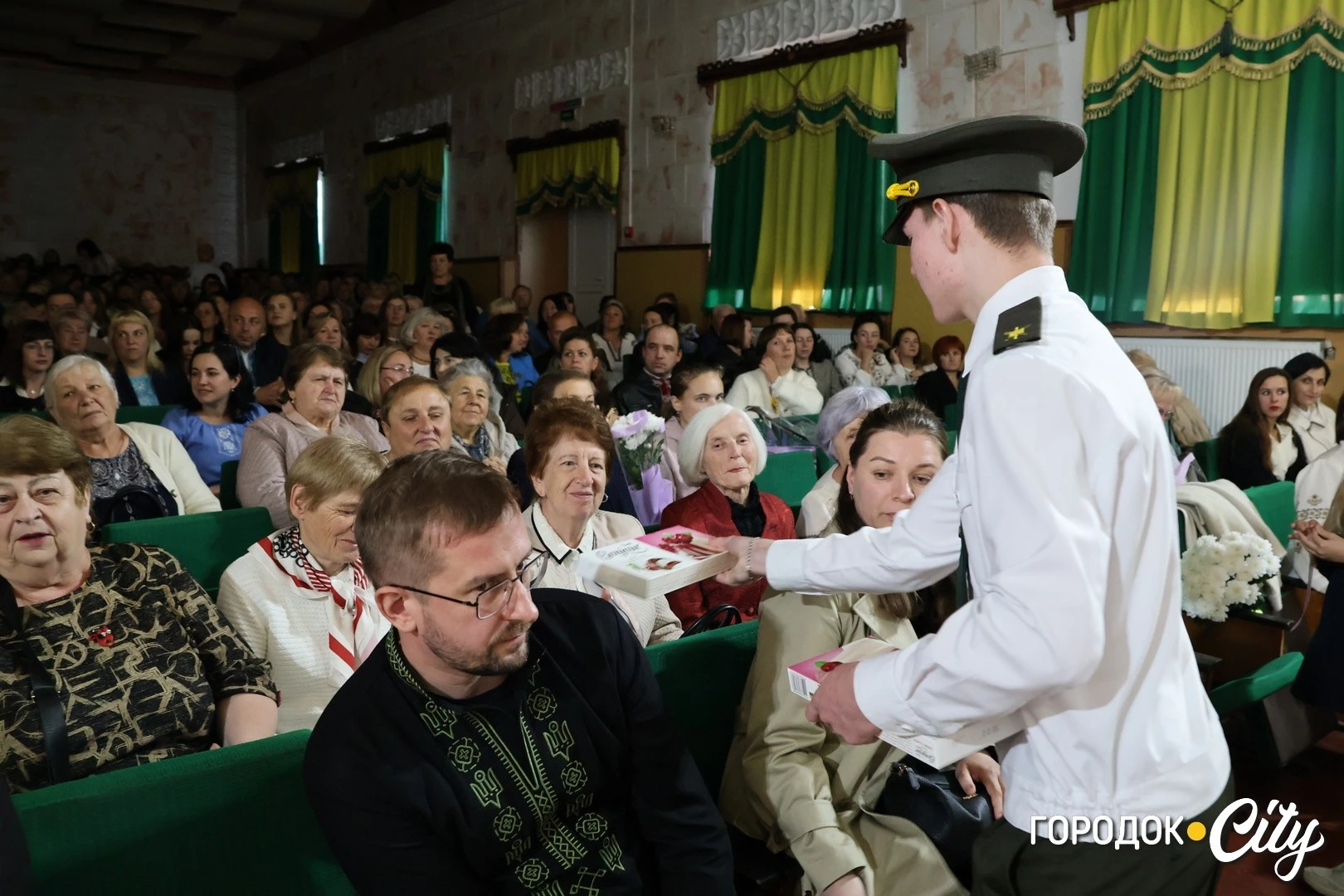 У Городку привітали працівників освіти з професійним святом
