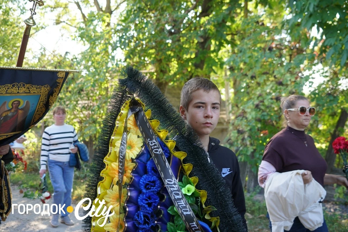 У селі Велика Яромирка городоччани провели в останню путь захисника Віктора Васильківського