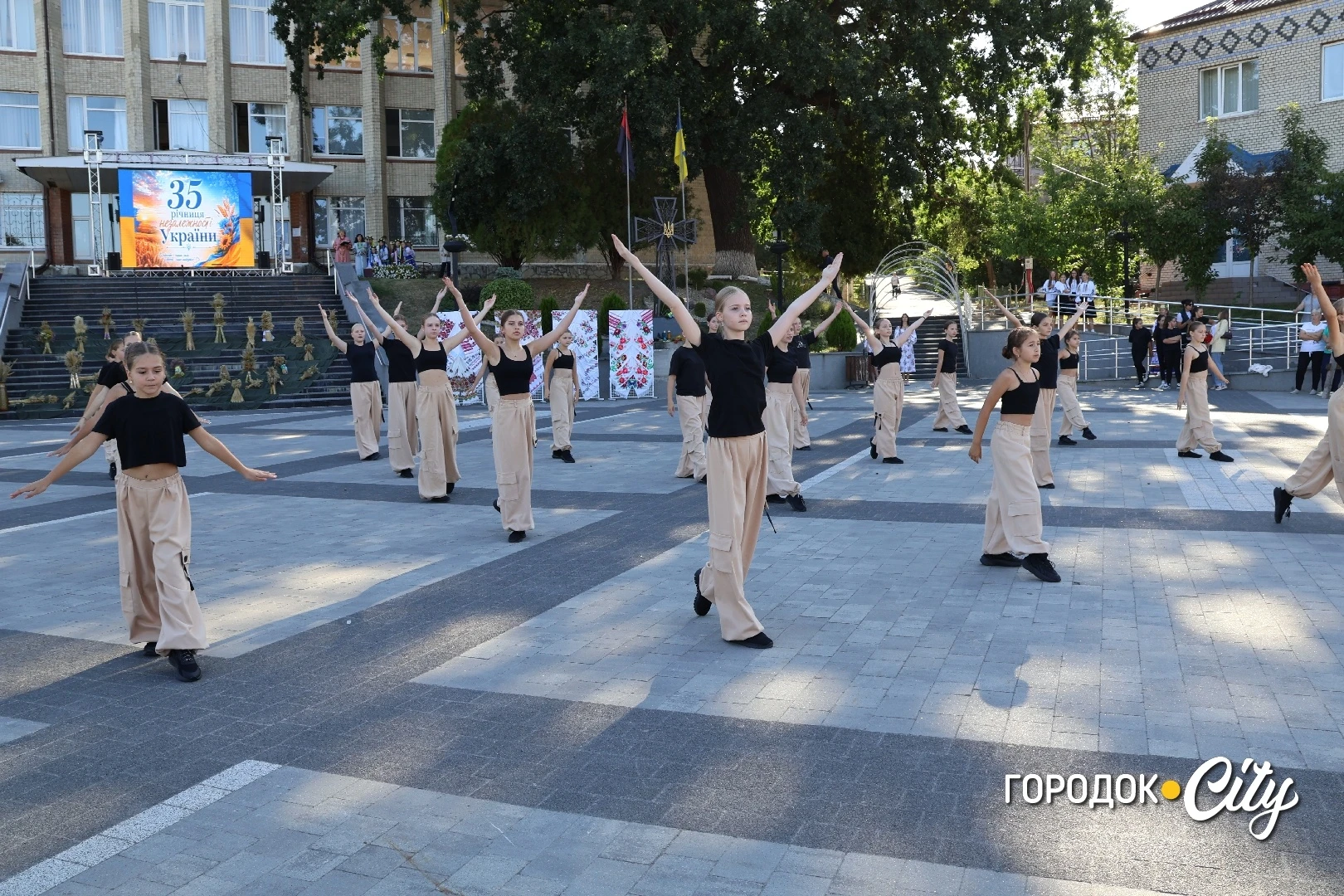 «Україну я хочу бачити вільною». Як у Городку відзначили 35-ту річницю Незалежності