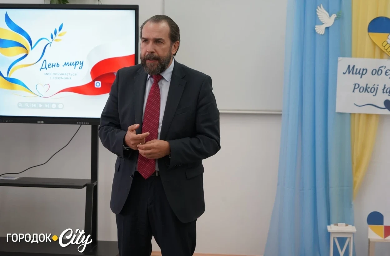 «Можливо, разом знайдемо рішення»: Пйотр Лукасевич відвідав польськомовний ліцей у Городку
