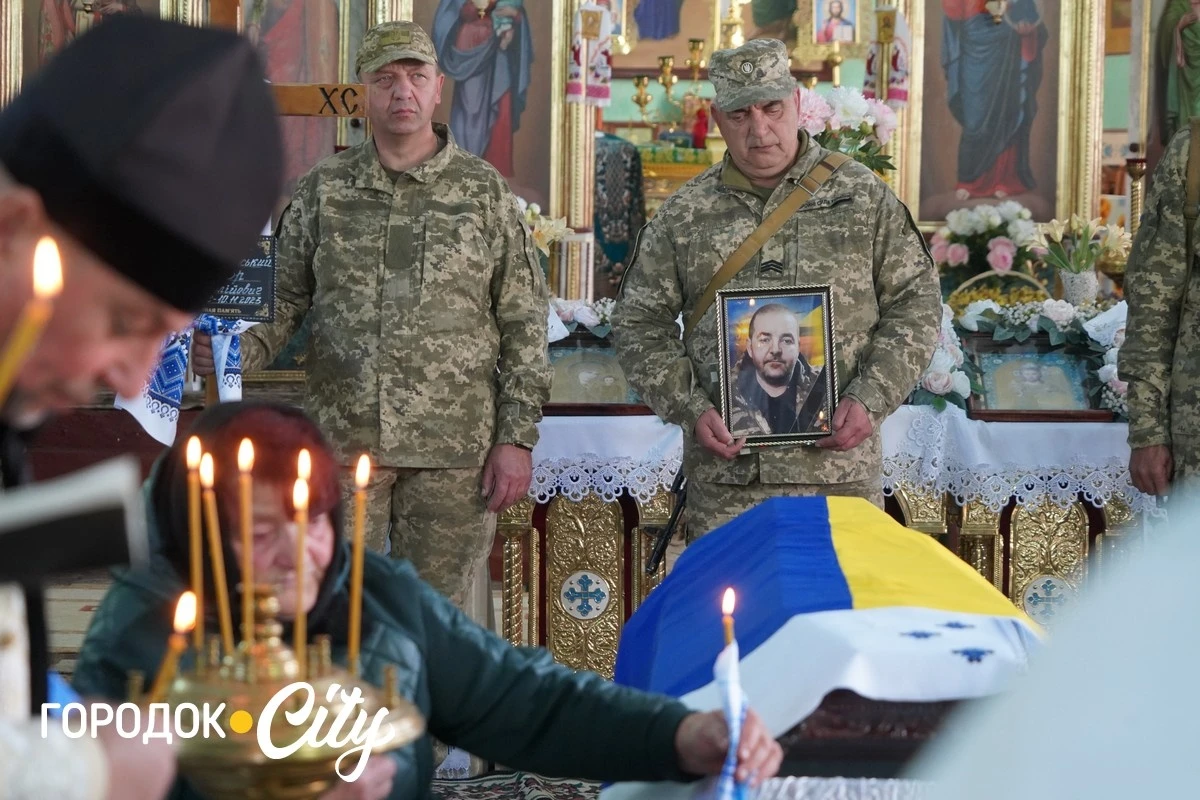 У селі Велика Яромирка городоччани провели в останню путь захисника Віктора Васильківського