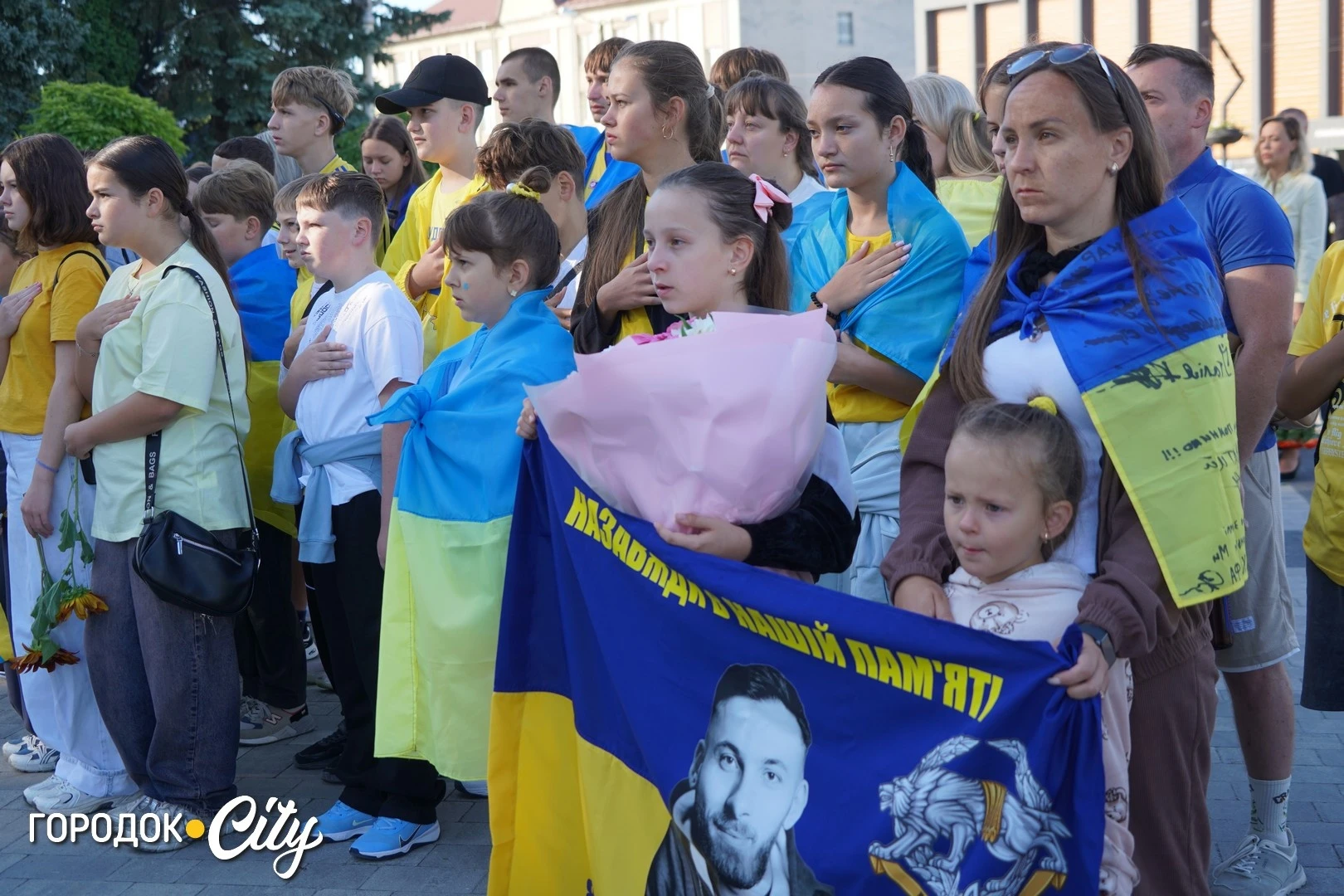 Соняшники для загиблих, голуби для зниклих безвісти: у Городку провели пам’ятну акцію