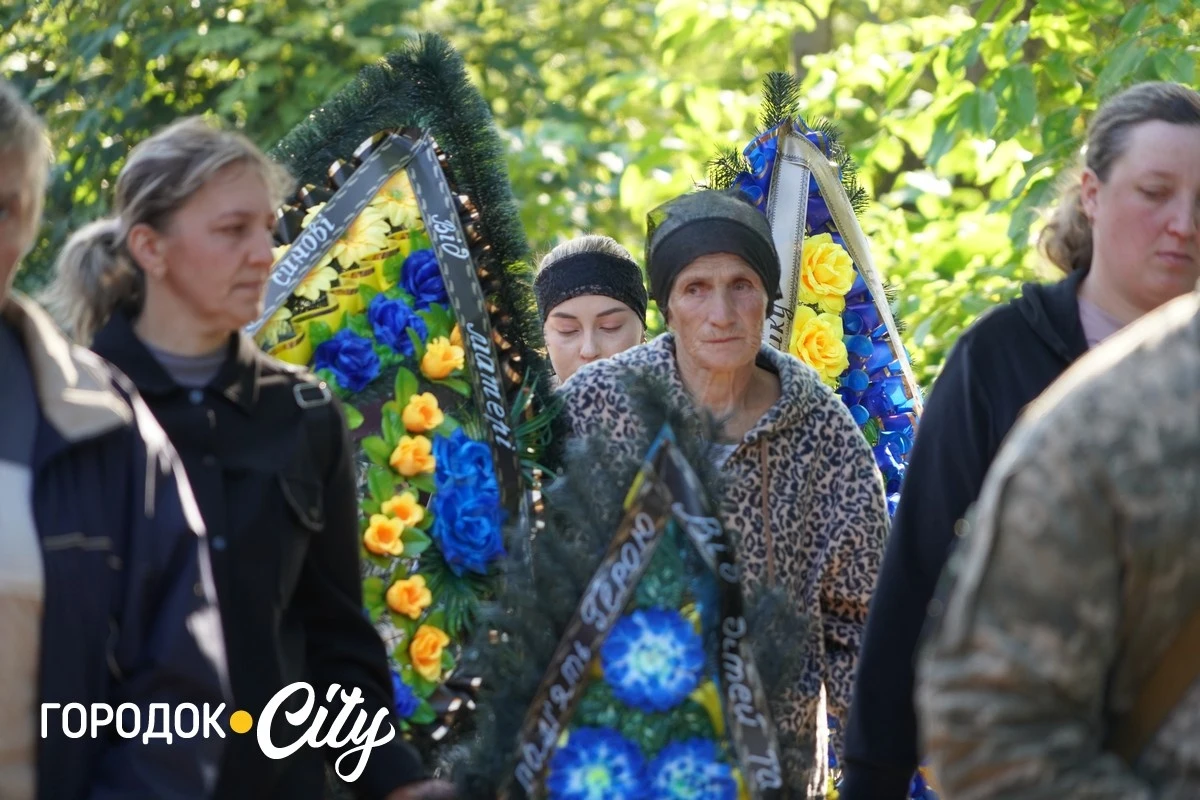 У селі Велика Яромирка городоччани провели в останню путь захисника Віктора Васильківського