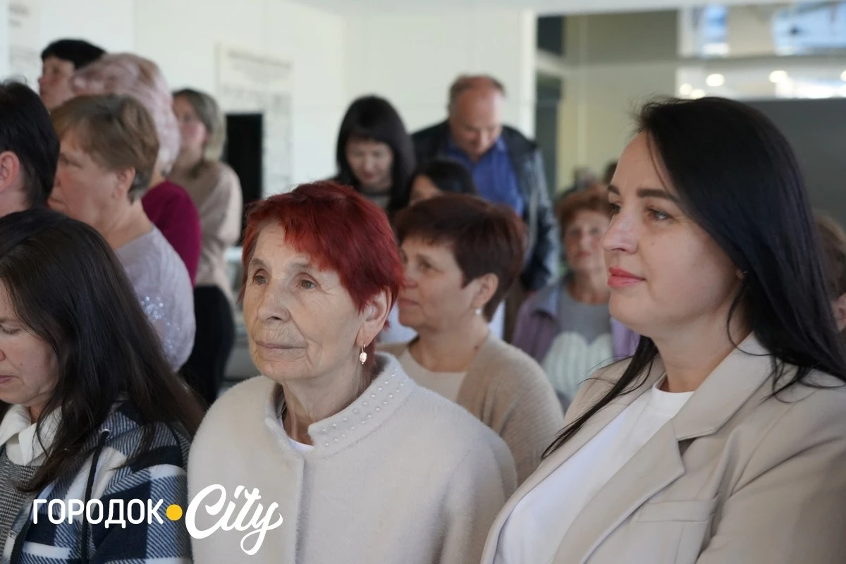 У Городку стартувала перша персональна виставка городоцької художниці Алєсі Пелюх (Гаджук)