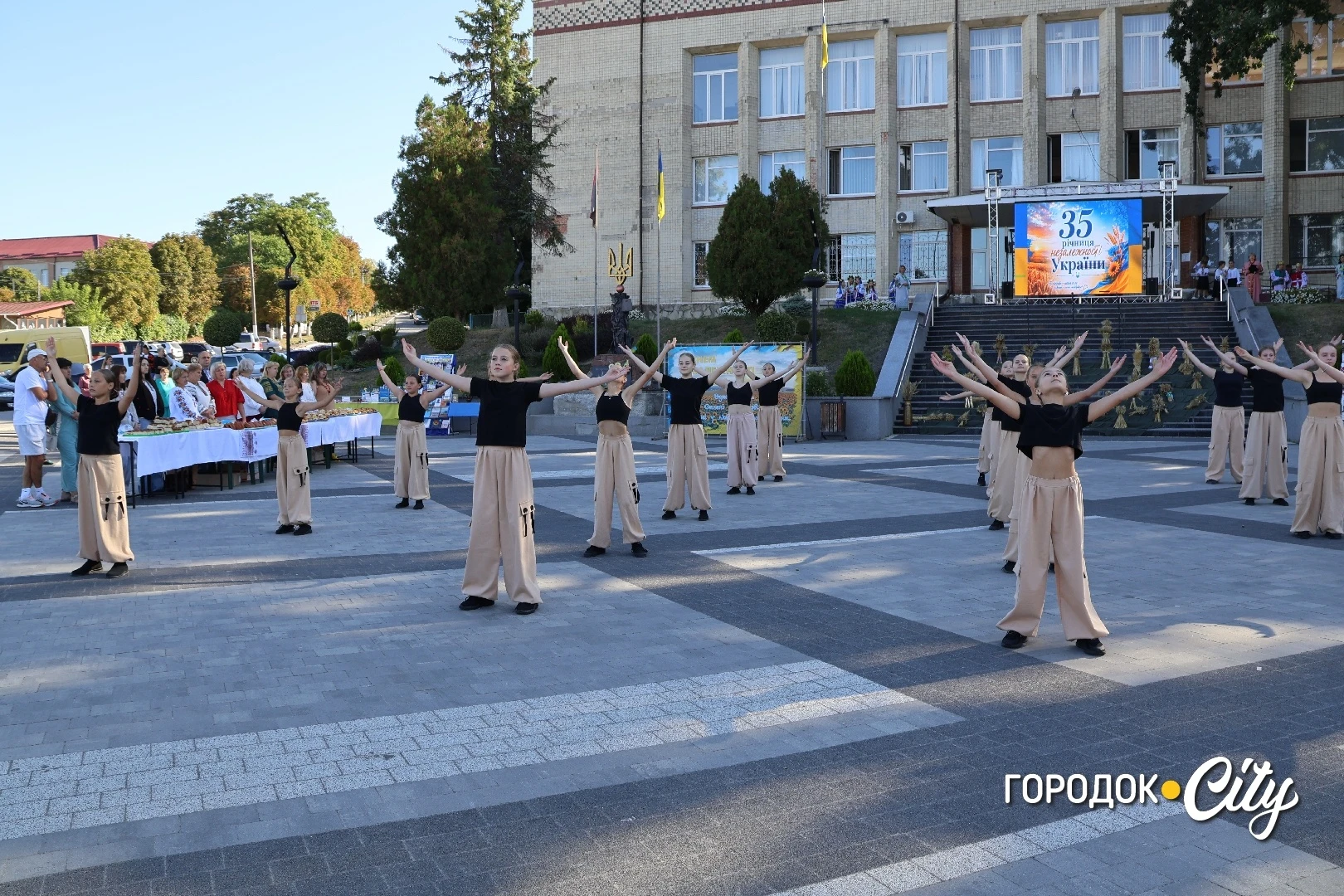 «Україну я хочу бачити вільною». Як у Городку відзначили 35-ту річницю Незалежності