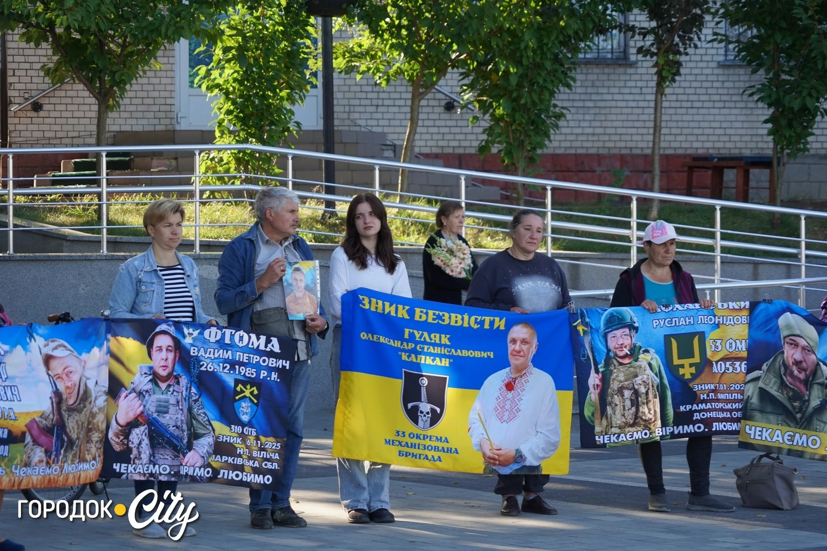 Соняшники для загиблих, голуби для зниклих безвісти: у Городку провели пам’ятну акцію