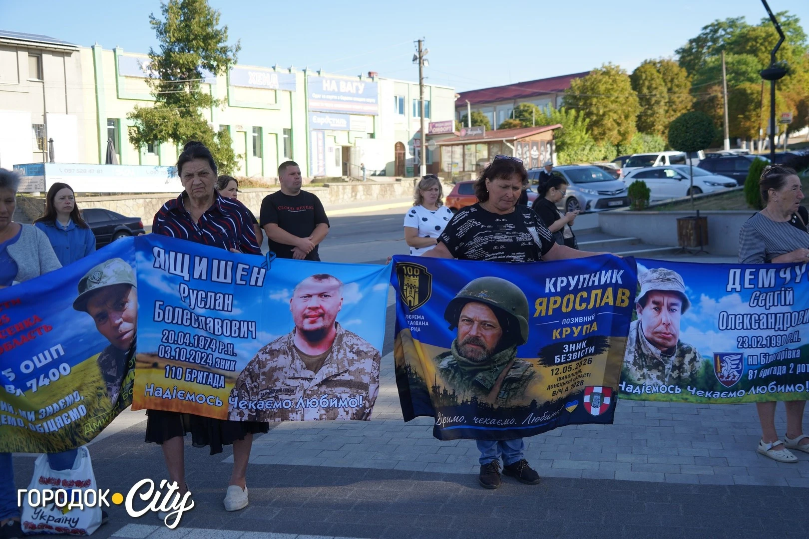 Соняшники для загиблих, голуби для зниклих безвісти: у Городку провели пам’ятну акцію