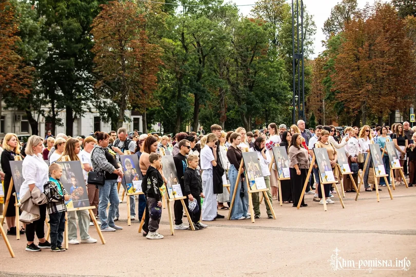Родини полеглих воїнів із Городоччини долучилися до фотовиставки у Хмельницькому