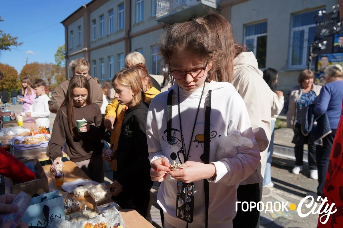 У Городоцькому ліцеї №1 на ярмарку зібрали понад 28 тисяч гривень для ЗСУ
